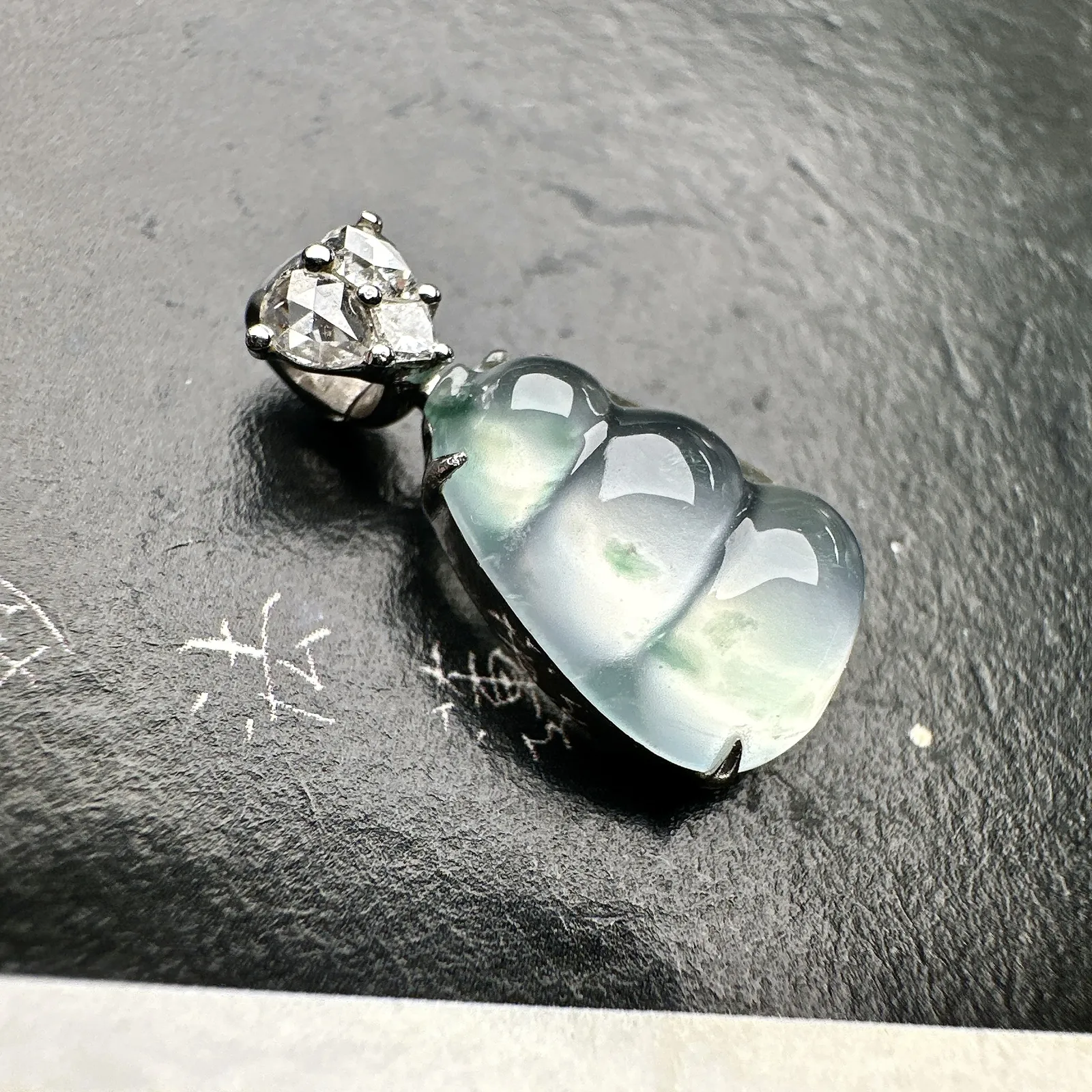 【玻璃种飘花福豆吊坠】小精品，流行卡扣，起钢光，种地上乘，冰感十足，通透起光，饱满圆润，18k金钻镶嵌，裸石尺寸14.5*10.3*5毫米。