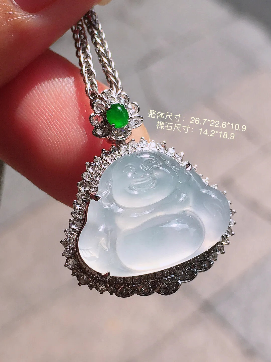 冰种佛公吊坠，玉质细腻，荧光感超
强，饱满圆润，尽显优雅气质，18k
金豪华镶嵌
