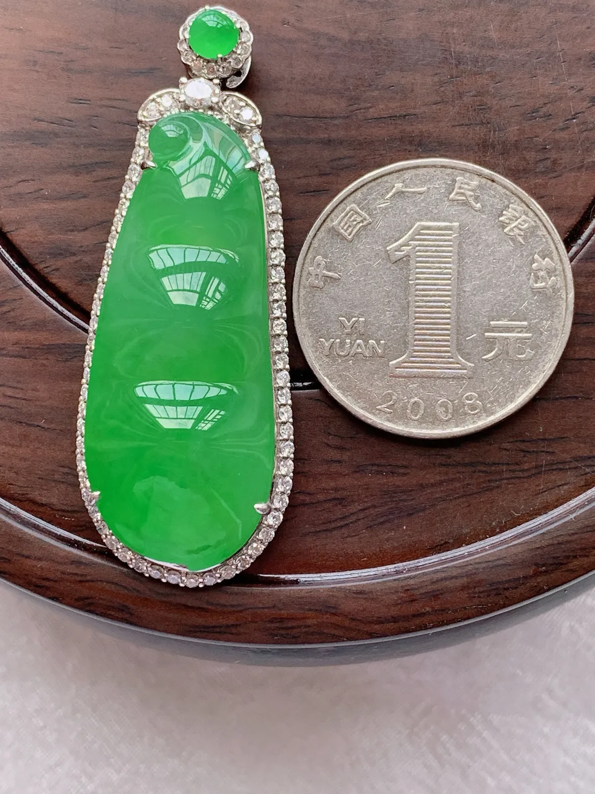 翡翠a货18k金冰种飘阳绿福豆吊坠，尺寸50.8-19-12，裸石39.3-16，重量:14.10g