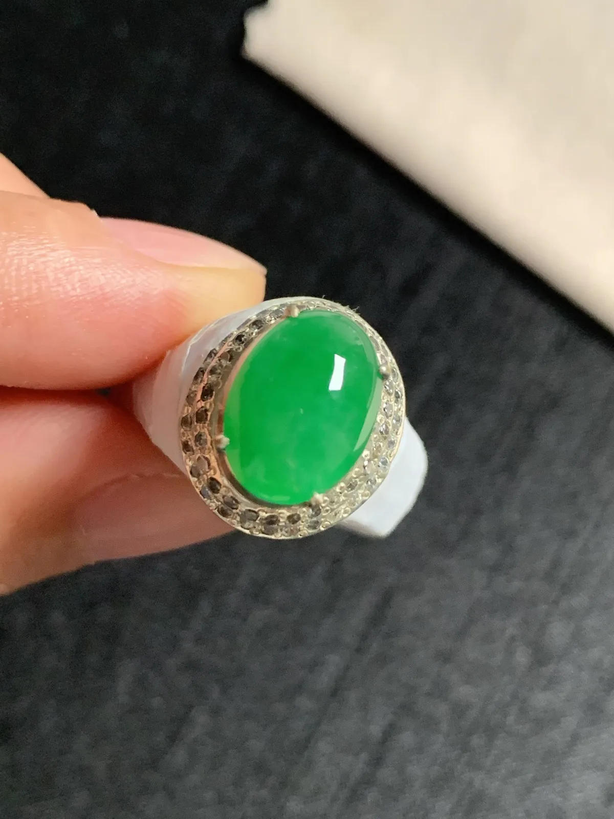 冰阳绿戒面
无纹裂，种好色好品相好，色泽艳丽纯正，质地细腻水灵