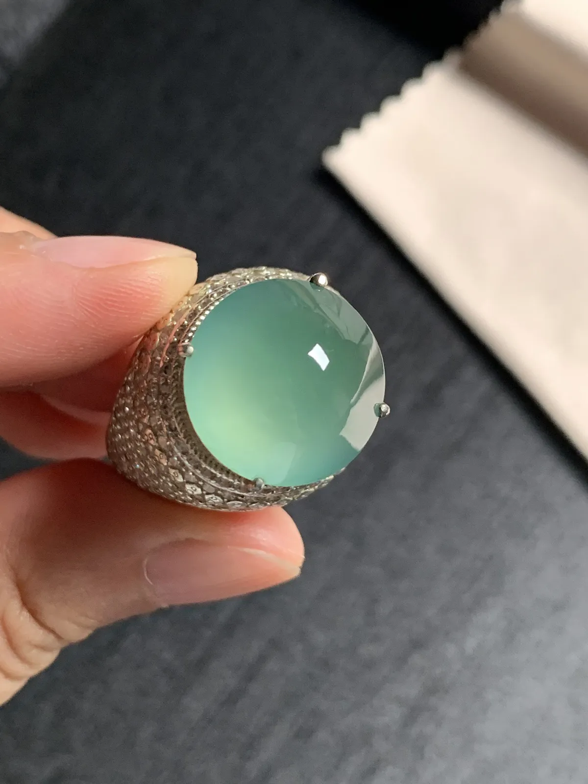 高冰湖水绿馒头戒面
无纹裂，种好色美品相好，颜色鲜艳明亮，老坑种冰透水灵饱满圆润