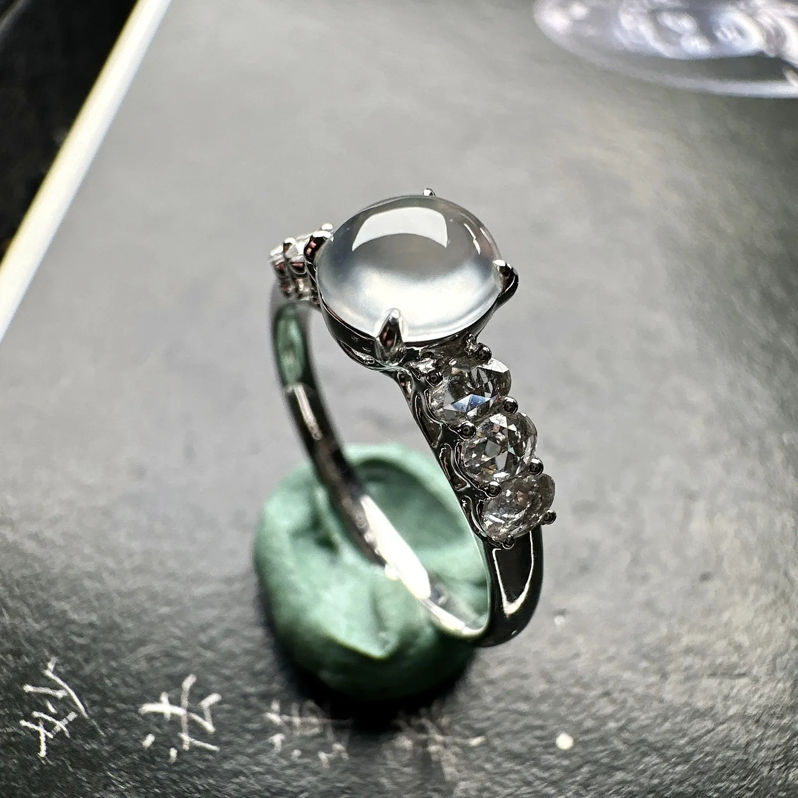 【玻璃蛋面戒指】质地细腻清爽，玻璃色泽，荧光感强烈，18K金钻镶嵌，裸石尺寸6.6*6*6.4毫米。上下三个圈口免费改