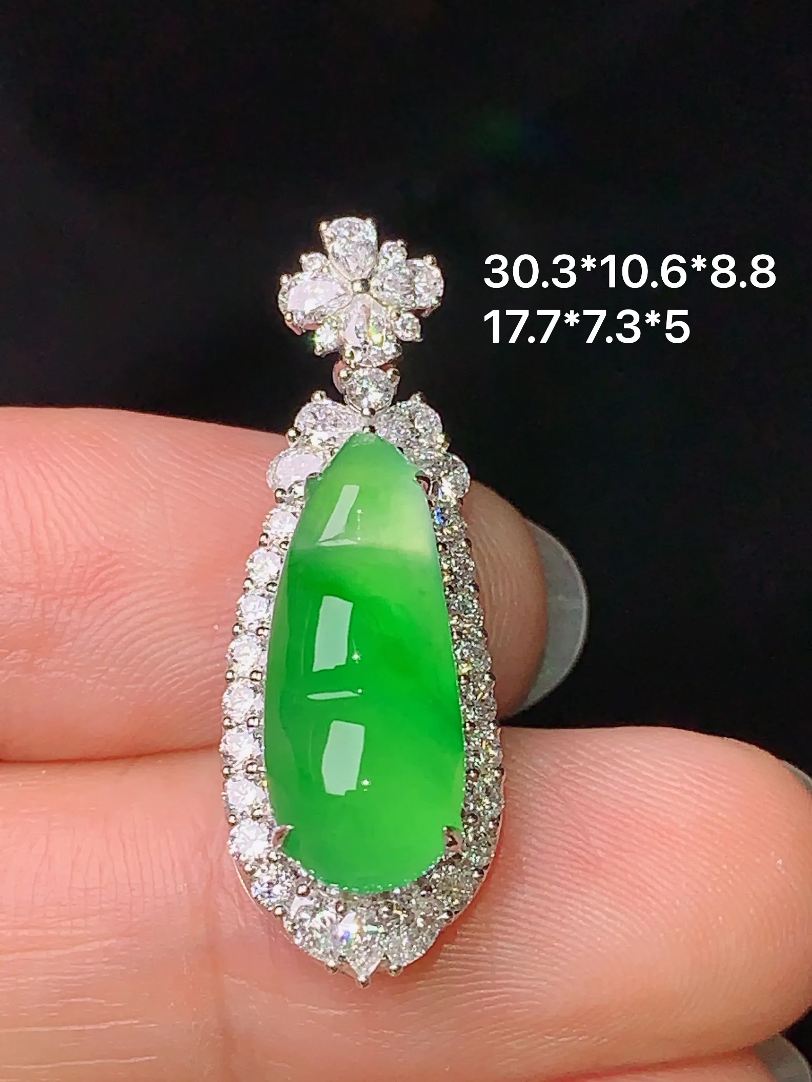 18k金钻镶嵌翠绿四季豆吊坠 玉质细腻 色泽艳丽 整体尺寸30.3*10.6*8.8