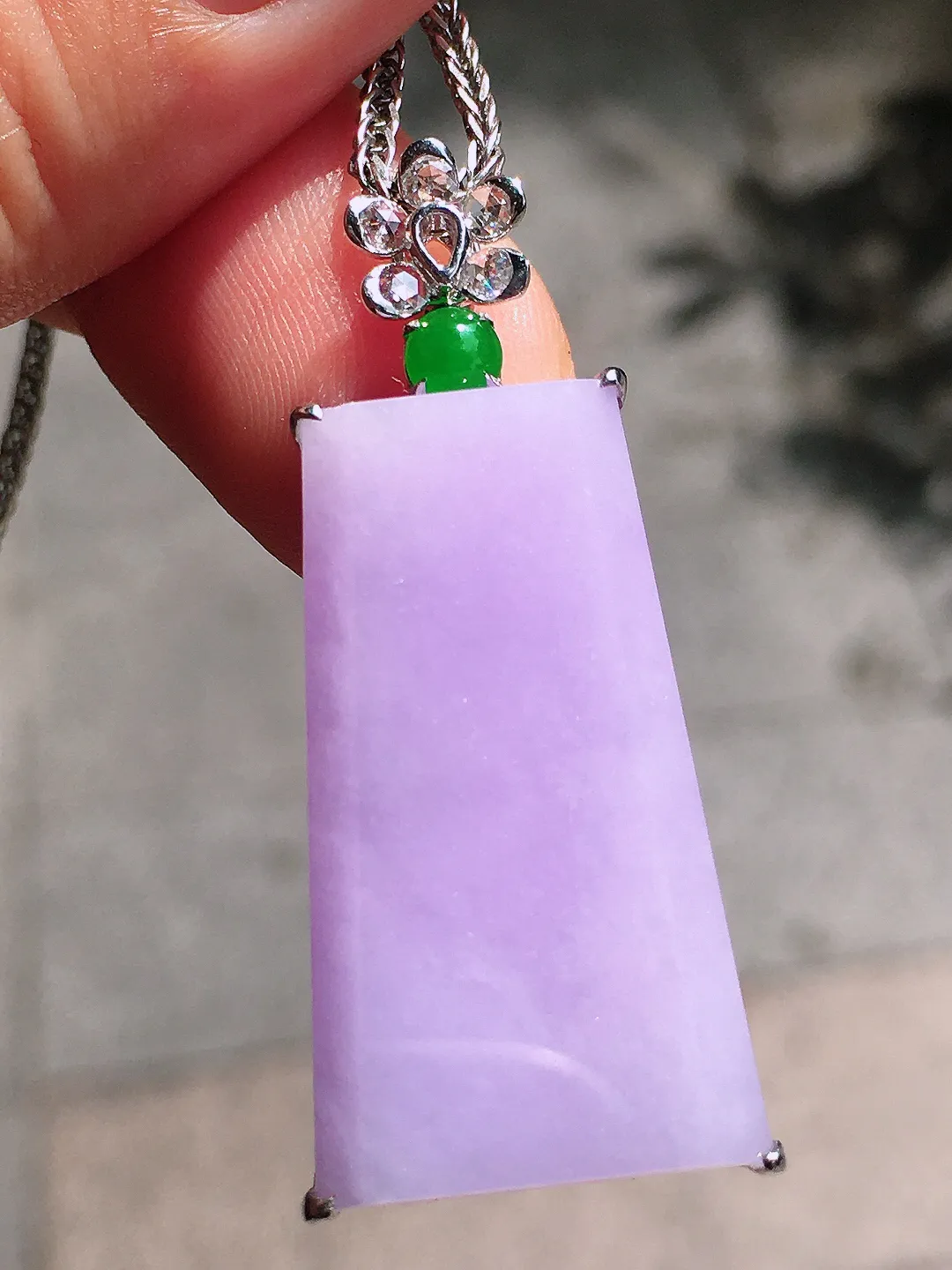 紫罗兰无事牌吊坠，色泽均匀艳丽，玉质细腻，荧光感超
强，饱满圆润，尽显优雅气质，18k
金豪华镶嵌