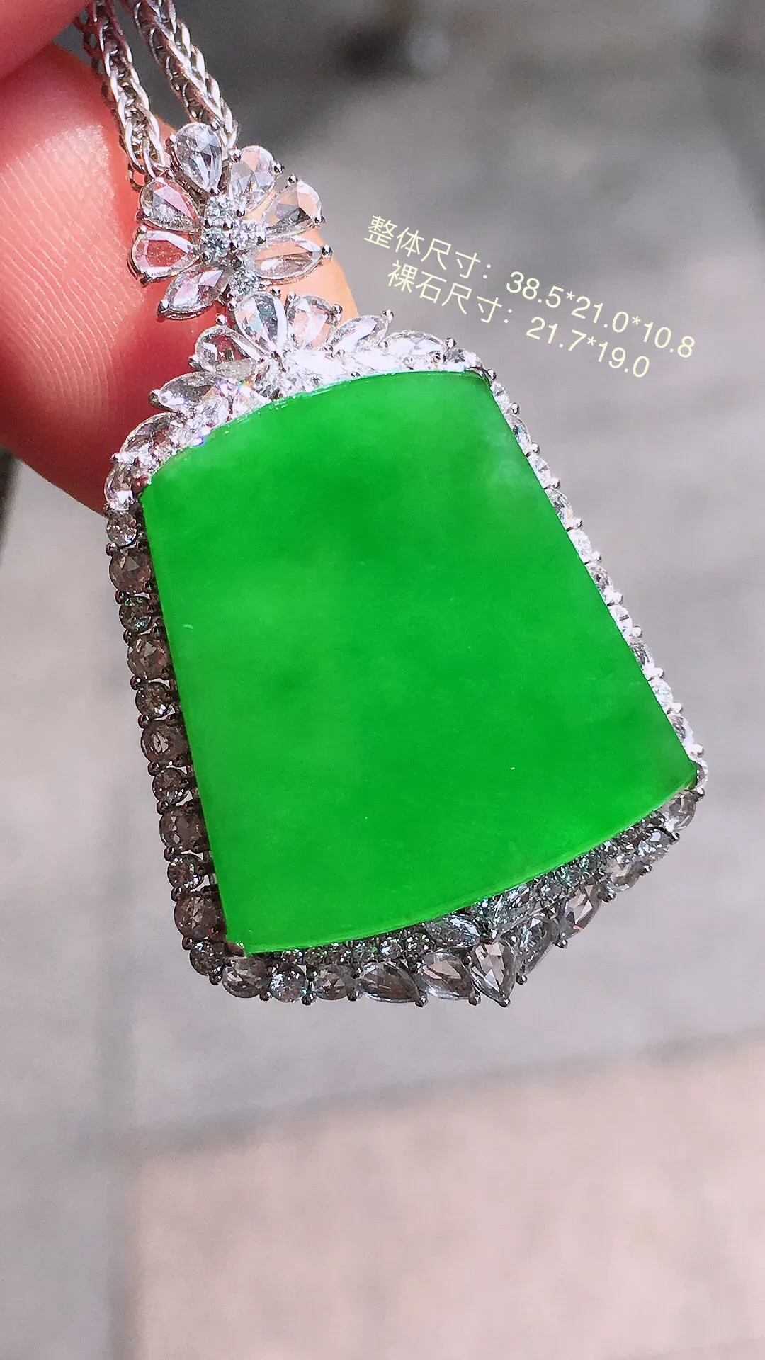 阳绿无事牌吊坠，色泽均匀艳丽，玉质细腻，荧光感超
强，饱满圆润，尽显优雅气质，18k
金豪华镶嵌