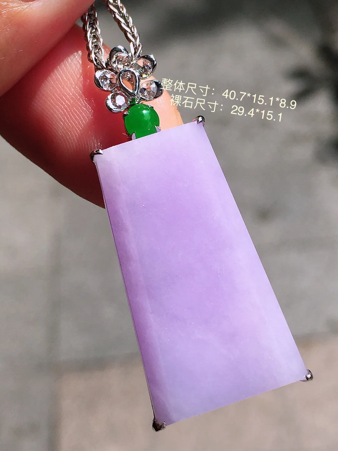 紫罗兰无事牌吊坠，色泽均匀艳丽，玉质细腻，荧光感超
强，饱满圆润，尽显优雅气质，18k
金豪华镶嵌