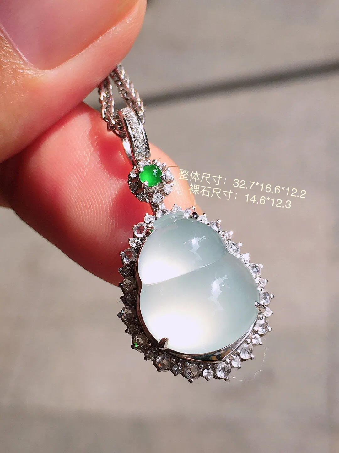 冰种葫芦吊坠，玉质细腻，荧光感超
强，饱满圆润，尽显优雅气质，18k
金豪华镶嵌
