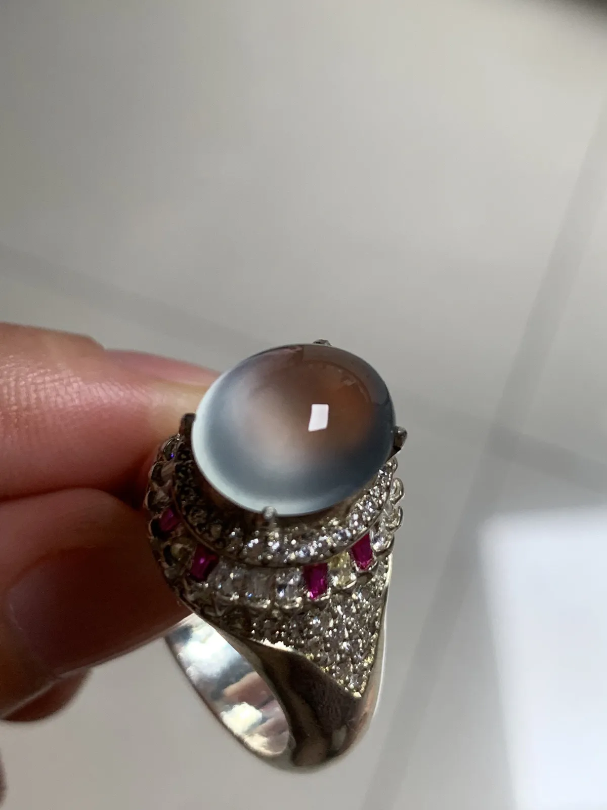 高冰玻璃种戒面
无纹裂，老坑种强荧光，钢性十足饱满圆润