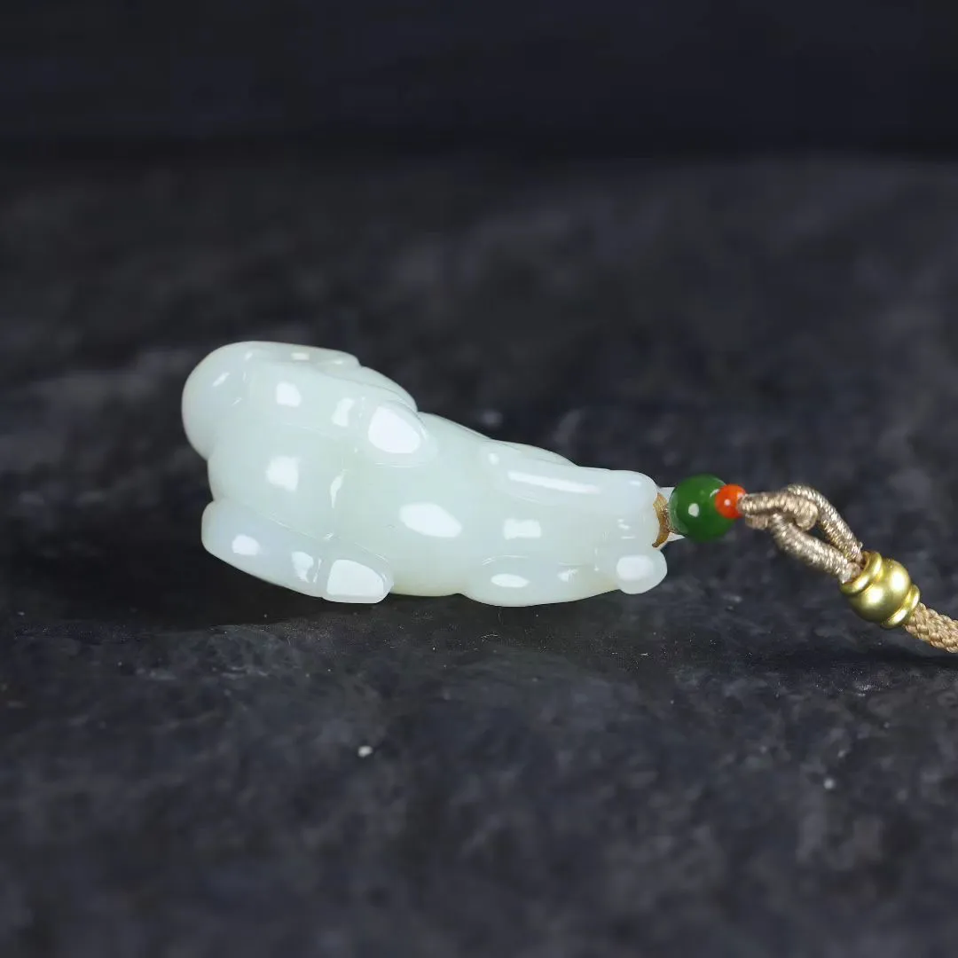 祥瑞臻品
【马~丰年载福】和田白玉精雕瑞马，玉质凝若羊脂膏腴，透光处泛起蜜蜡般柔晕。马身圆润如满月悬空，丰腴而不失矫健，鬃尾卷曲似祥云凝脂，四蹄敦实若莲台承露。肌骨线条浑圆流转，腹部饱满暗合聚财之相，回首凝眸时玉光温润生暖意，既可陈于案头作五谷丰登之景，亦能盈握掌心触福泽流转。
【规格】48-22-21mm,31.5g