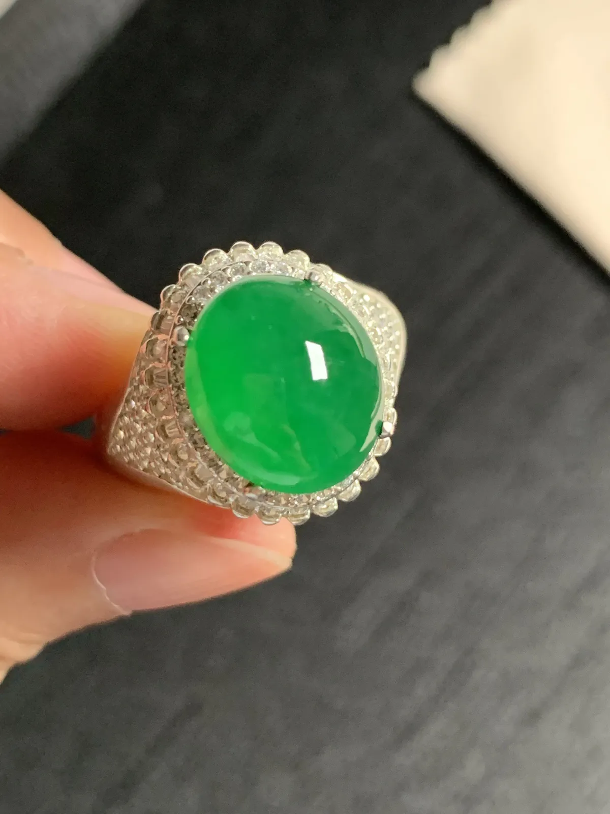 冰种辣阳绿戒面
无纹裂，种好色好品相好，色泽浓郁艳丽，老坑种冰透水灵饱满圆润