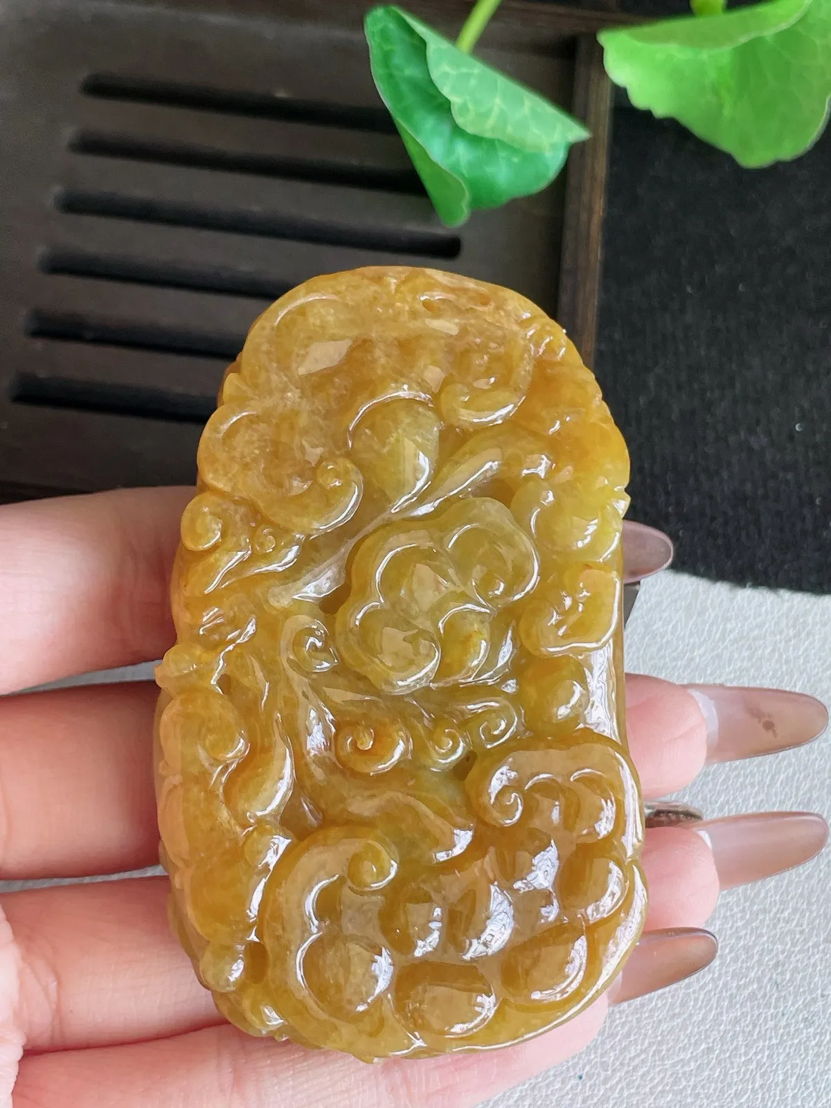 翡翠a货冰种黄翡凤凰吊坠，尺寸72-44.8-18.8，重量:109.55g