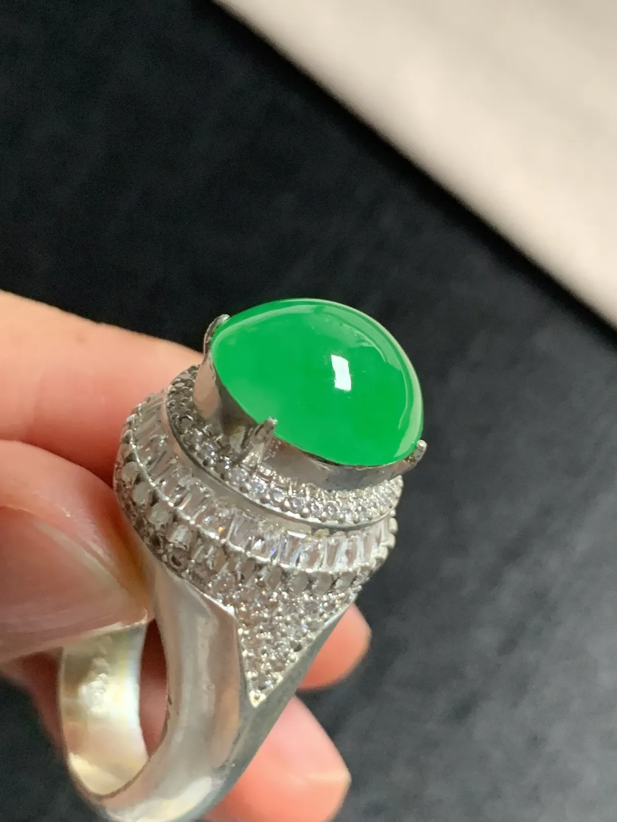 冰阳绿鸽子蛋戒面
无纹裂，种好色好品相好，正阳绿色泽艳丽纯正，质地细腻水灵饱满圆润