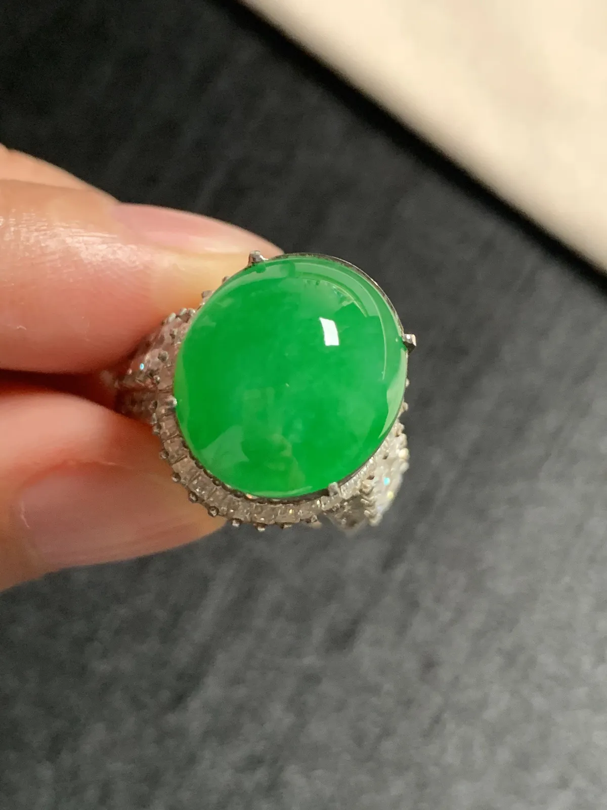 辣阳绿鸽子蛋戒面
无纹裂，种好色好品相好，色泽浓郁艳丽，质地细腻水灵饱满圆润