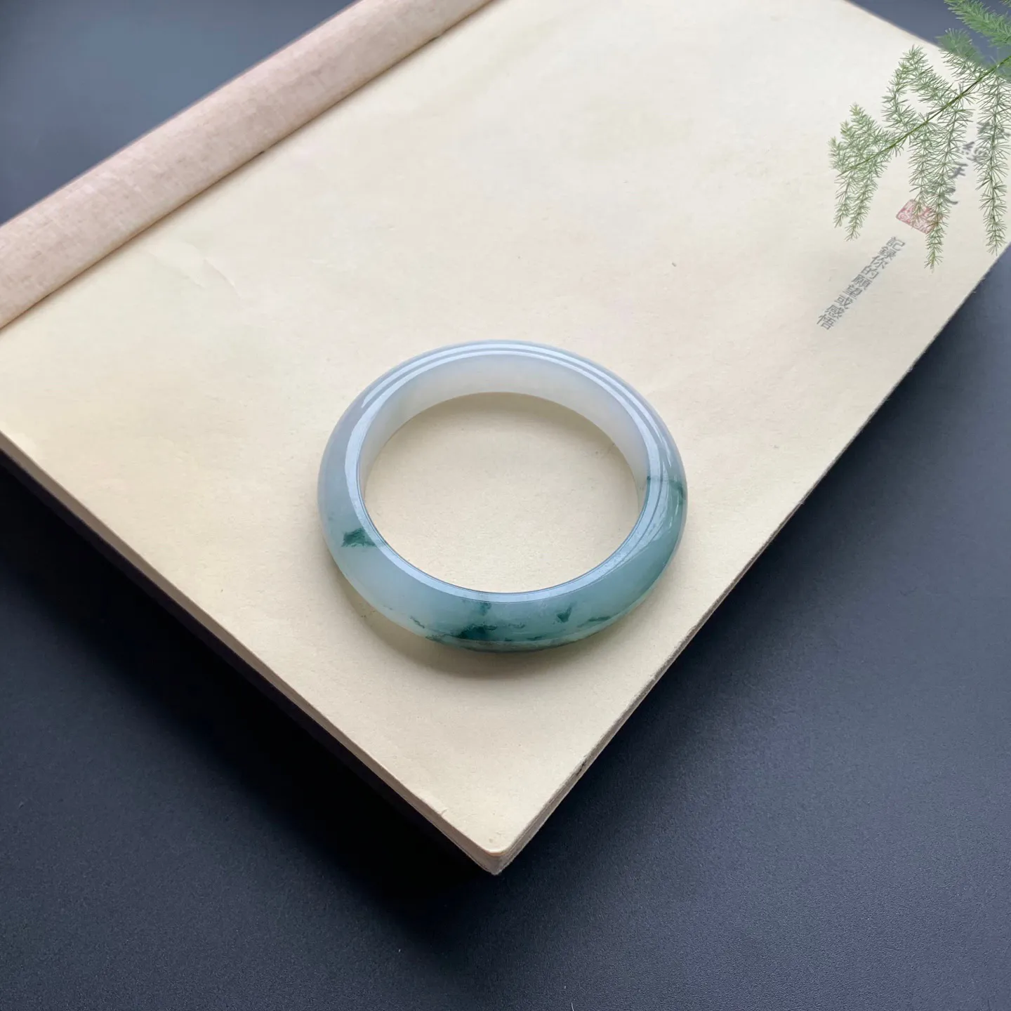 55圈口飘花正圈手镯 尺寸：55-12-8.6，无纹裂，水润起胶，花色唯美