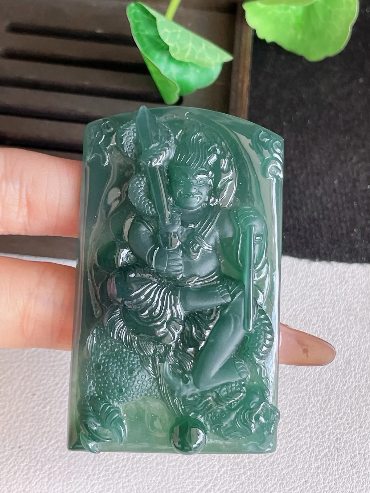 翡翠a货蓝水御龙不动明王吊坠，尺寸67.7-39.2-7.6，重量:49.37g