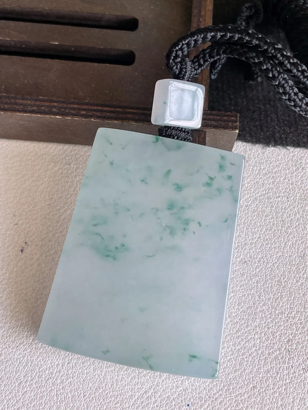 翡翠a货冰种飘花无事牌吊坠，尺寸46.4-35.8-5.3，重量:33.74g