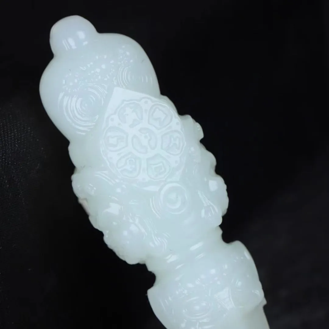 名师精品
【金刚降魔杵】名家设计，工艺极为精细复杂，工作量巨大。白玉料制作，清雅温润，大气非凡。降魔杵为佛教中至上法器，所向无敌、无坚不摧。象征智慧和真如佛性，可以断除各种烦恼、摧毁形形色色障碍修道的恶魔。
【规格】71-23-20mm/37.3g