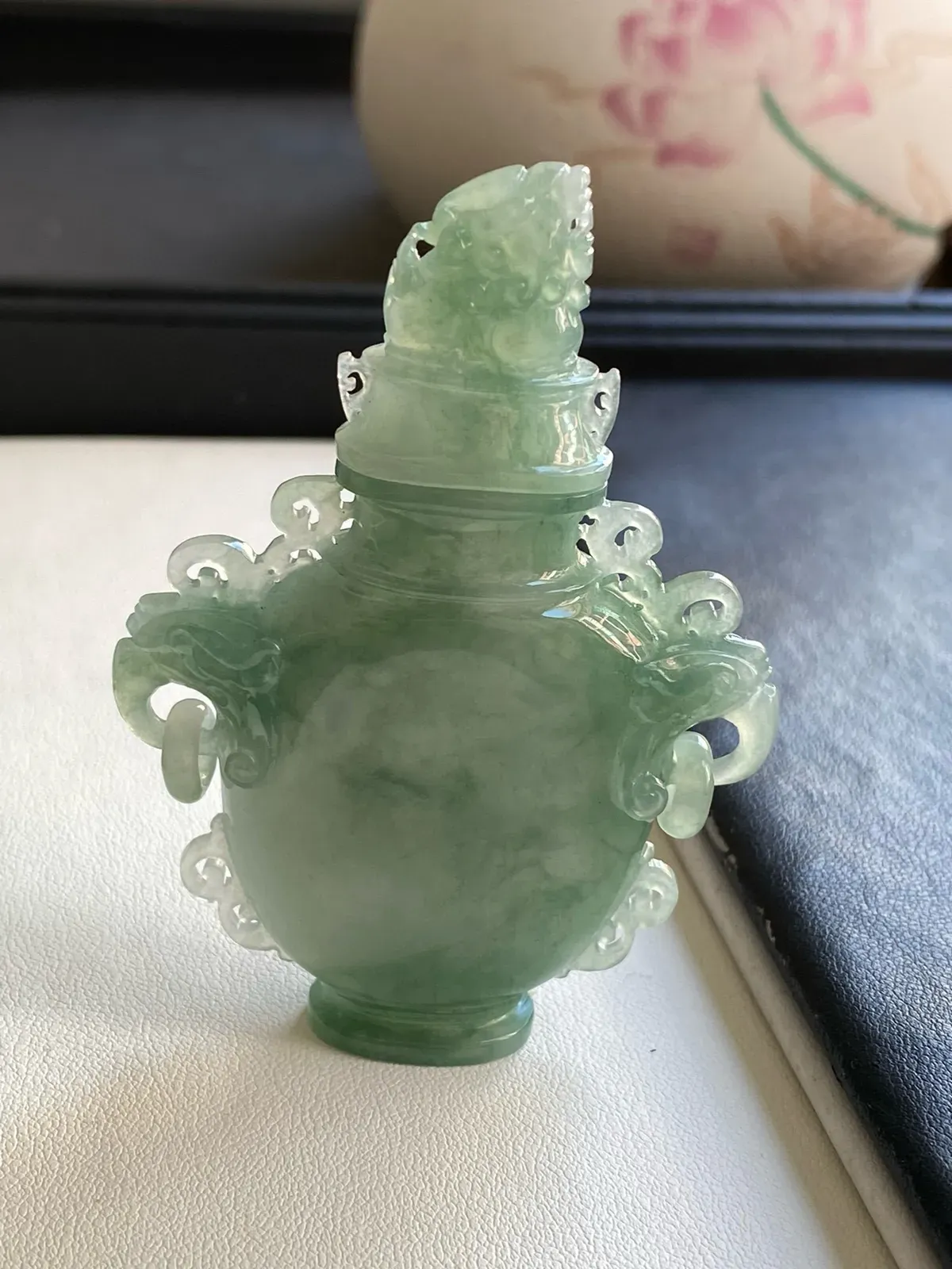行家玩件收藏品，冰胶飘绿花鼻烟壶，整体74x52.8x12.5mm，自然光随手拍，底子纯胶感十足，花色漂亮灵韵飘渺，性价比高
