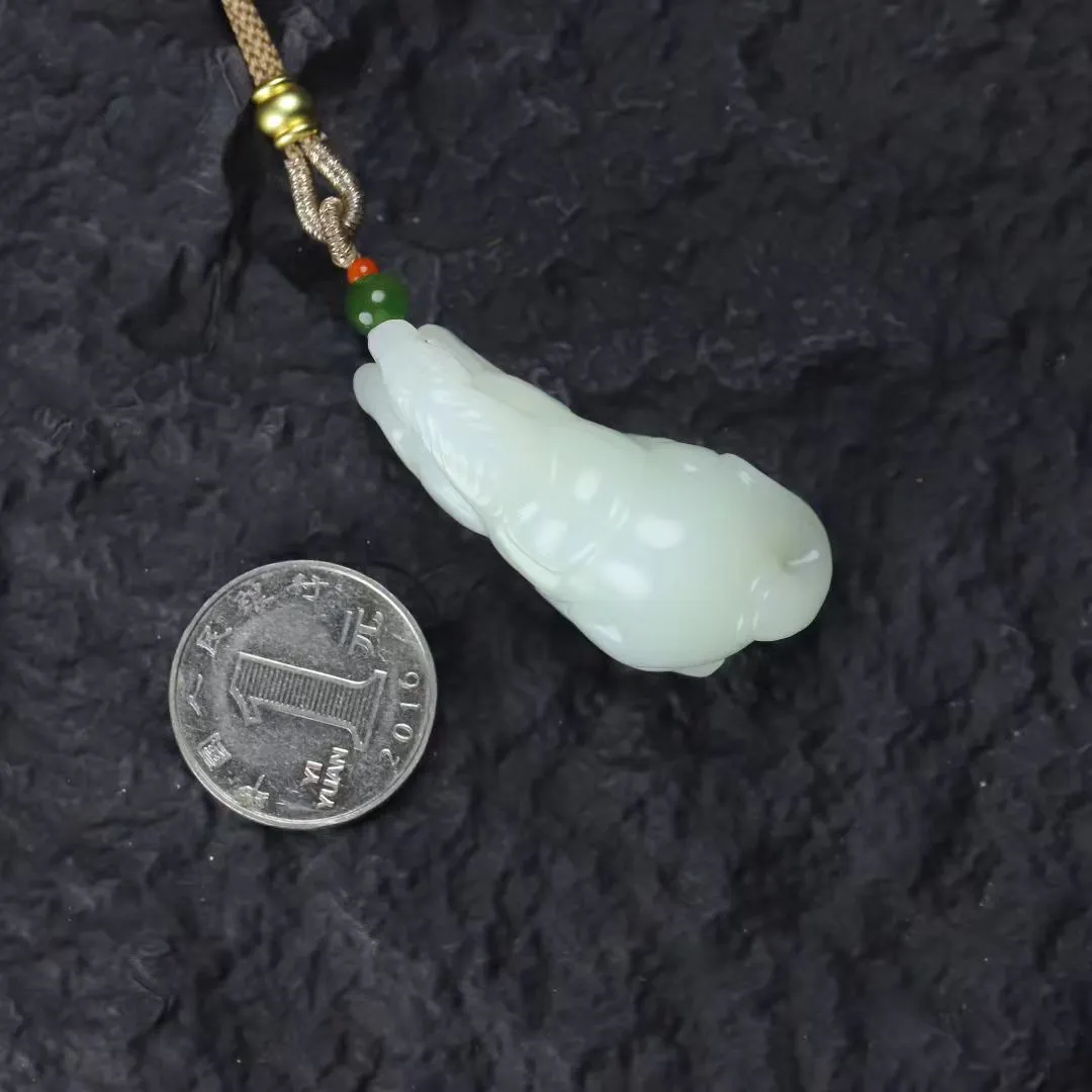 祥瑞臻品
【马~丰年载福】和田白玉精雕瑞马，玉质凝若羊脂膏腴，透光处泛起蜜蜡般柔晕。马身圆润如满月悬空，丰腴而不失矫健，鬃尾卷曲似祥云凝脂，四蹄敦实若莲台承露。肌骨线条浑圆流转，腹部饱满暗合聚财之相，回首凝眸时玉光温润生暖意，既可陈于案头作五谷丰登之景，亦能盈握掌心触福泽流转。
【规格】48-22-21mm,31.5g