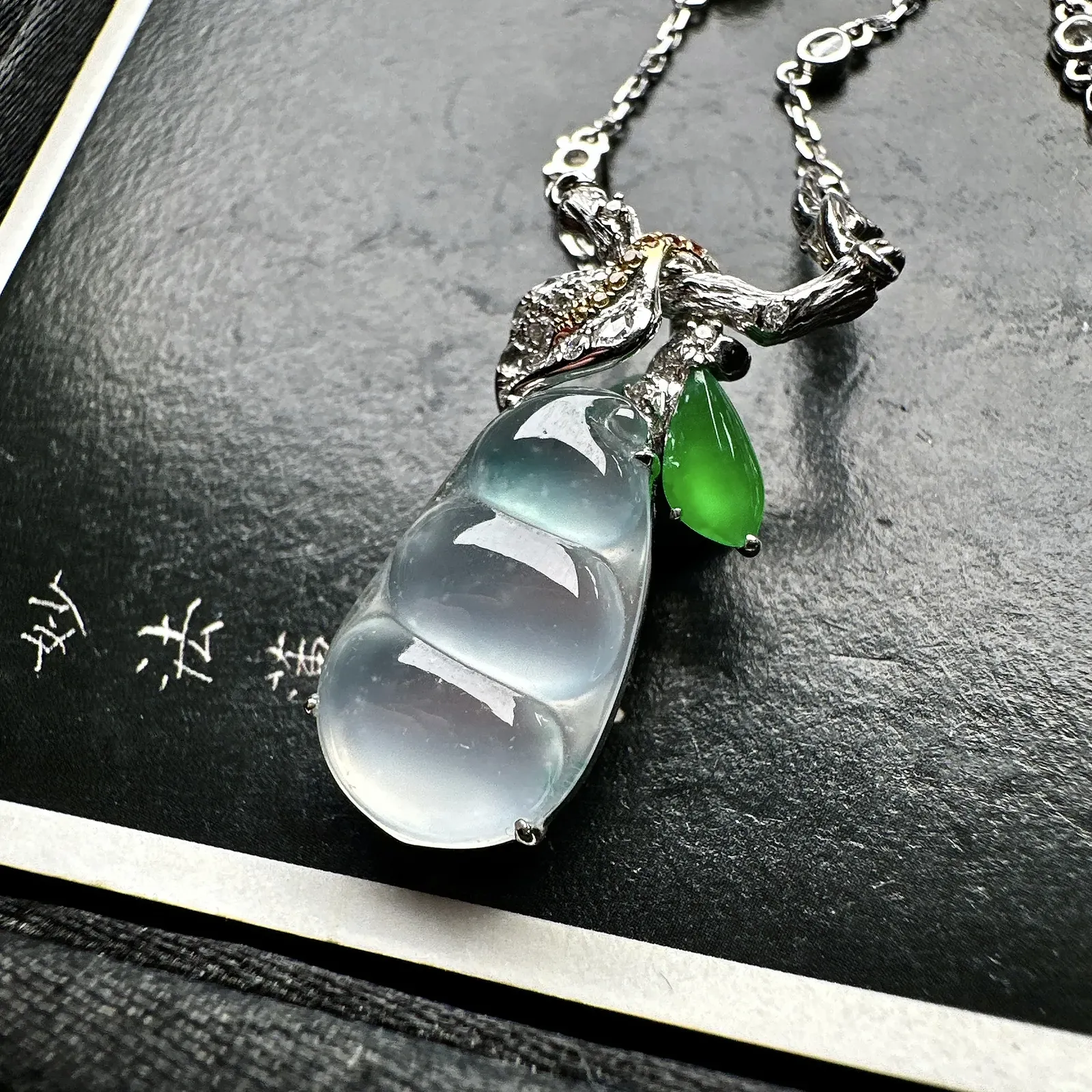 【玻璃种飘花福豆吊坠】小精品，起钢光，种地上乘，冰感十足，通透起光，饱满圆润，18k金钻镶嵌，裸石尺寸18.3*11.3*3.6毫米。