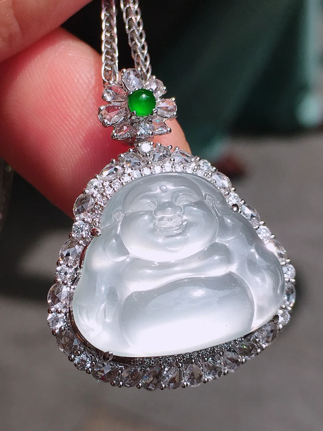 冰种佛公吊坠，玉质细腻，荧光感超
强，饱满圆润，尽显优雅气质，18k
金豪华镶嵌