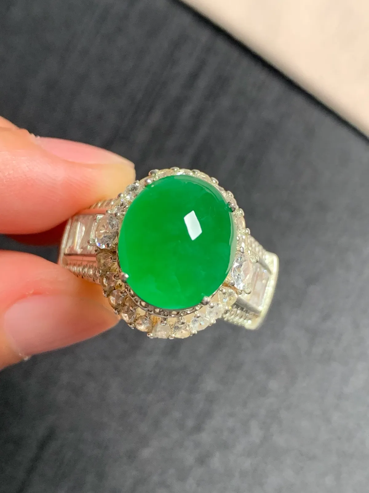 冰种辣阳绿戒面
无纹裂，种好色好品相好，色泽浓郁艳丽，质地细腻水灵饱满圆润