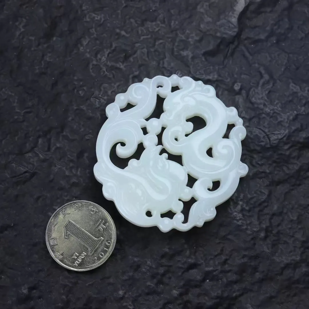 名师佳作
【乾坤玉契龙凤】收藏级玉料，名师精工！白玉淬钢骨，叩之清越如击磬。龙蟠汉阙隐雷纹，凤栖云柱衔瑞光，浮雕层叠若拓古碑，名家设计聚千年气韵。玉质密如昆仑雪髓，今工雕凿战汉风骨，藏此牌者掌半部玉史。
【规格】55-10mm，44g