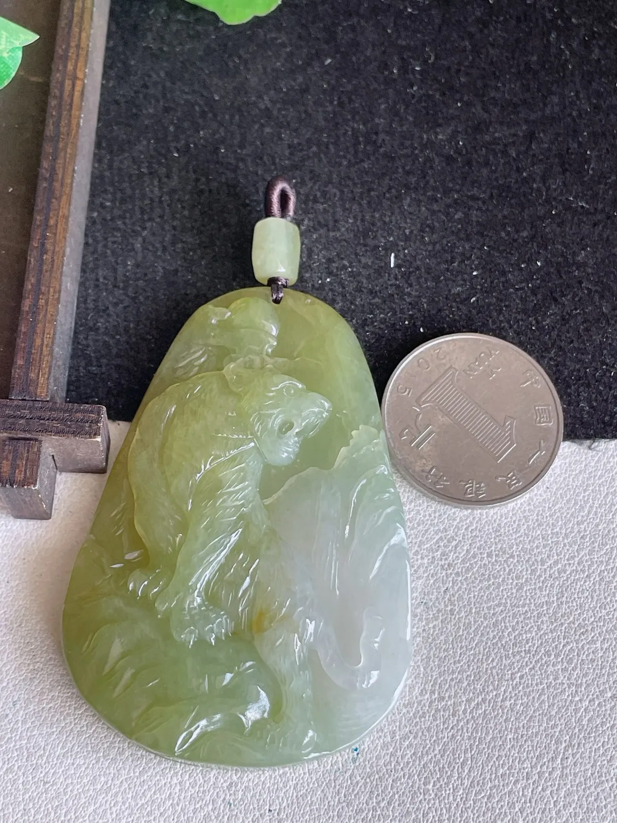 翡翠a货冰种飘黄翡生肖虎 虎牌吊坠，尺寸63.2-43.3-8，重量:45.85g