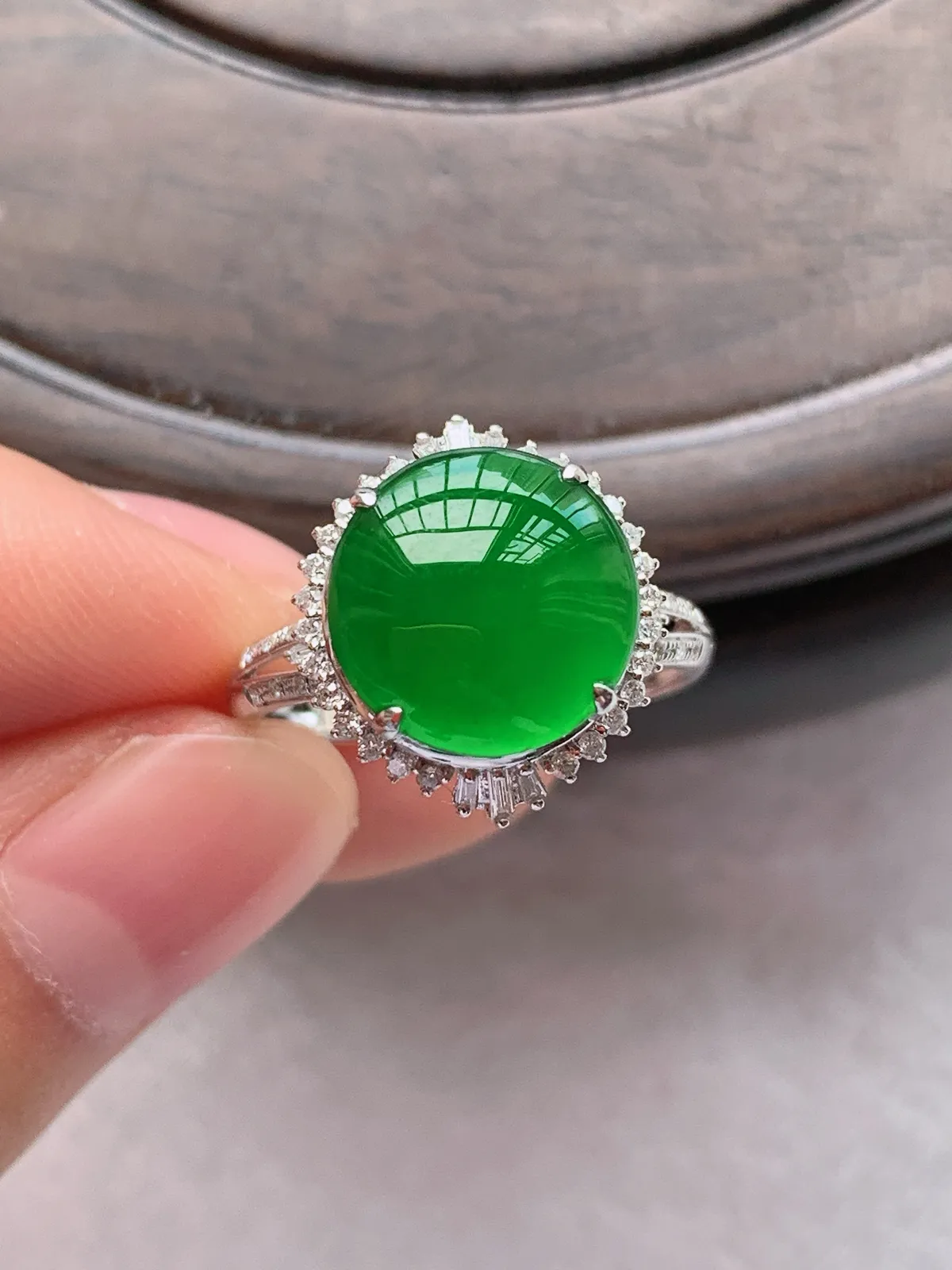 翡翠a货18k金冰种满绿蛋面戒指，尺寸17-10.7，重量:3.18g