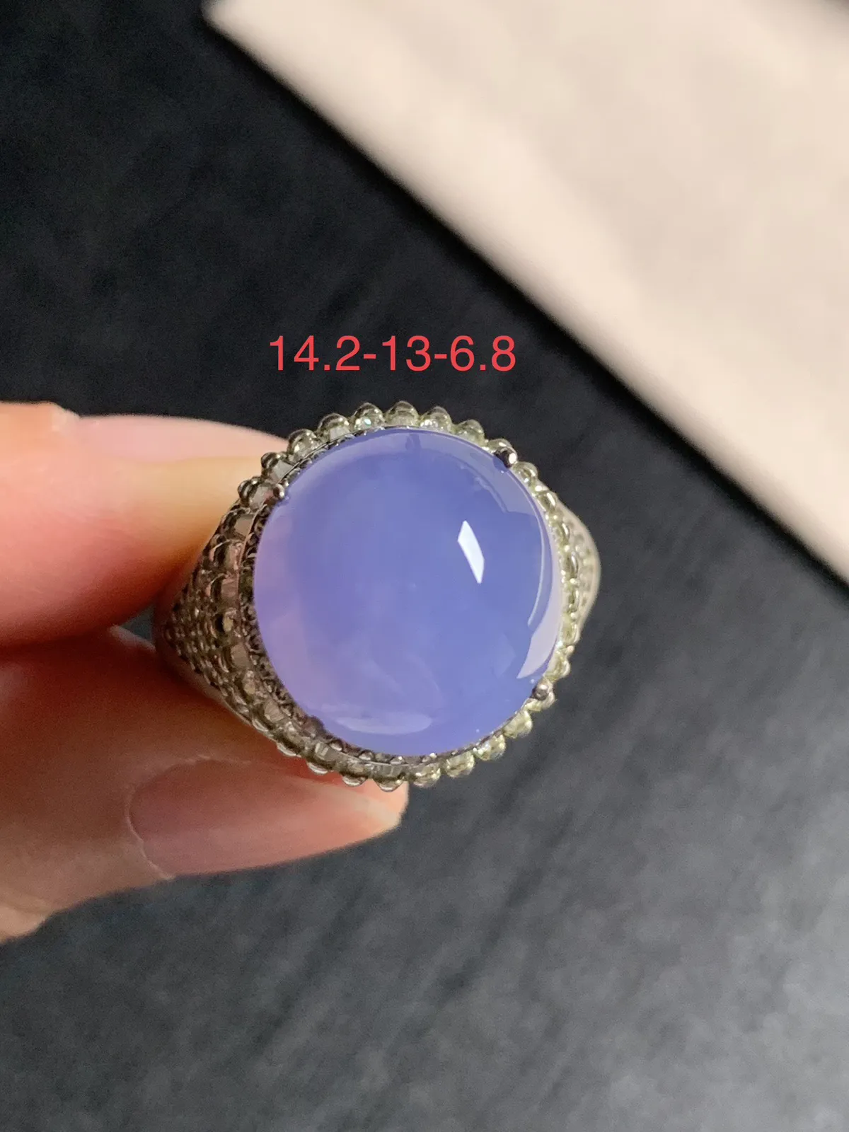 冰种紫罗兰鸽子蛋戒面
无纹裂，种好色美品相好，色泽浓郁艳丽，质地细腻水灵饱满圆润品相