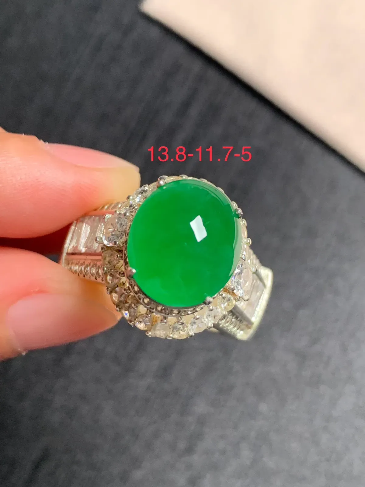 冰种辣阳绿戒面
无纹裂，种好色好品相好，色泽浓郁艳丽，质地细腻水灵饱满圆润