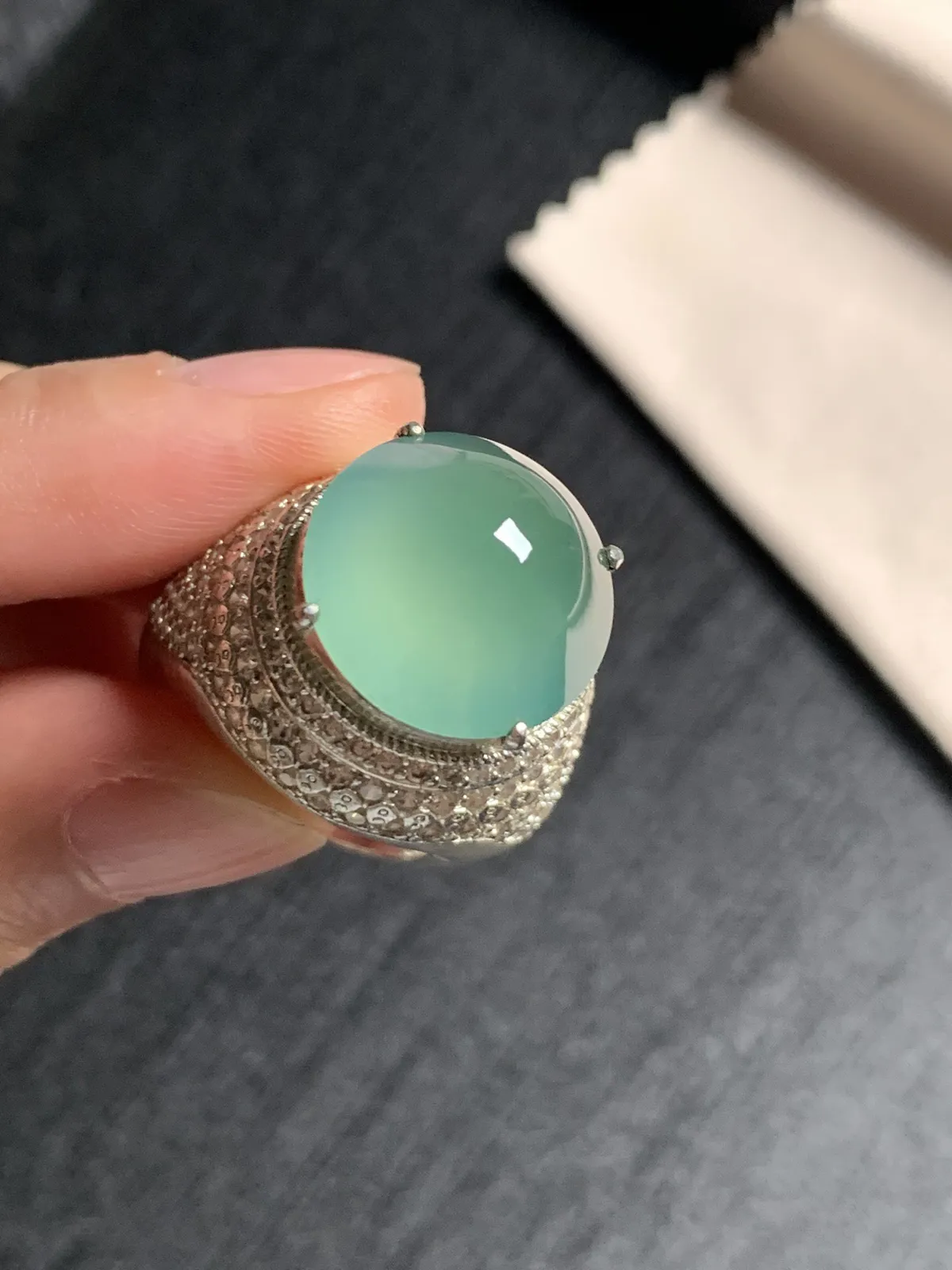 高冰湖水绿馒头戒面
无纹裂，种好色美品相好，颜色鲜艳明亮，老坑种冰透水灵饱满圆润