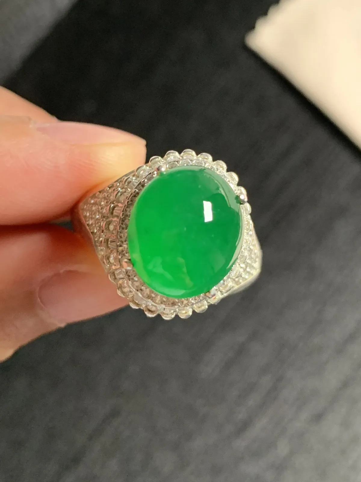 冰种辣阳绿戒面
无纹裂，种好色好品相好，色泽浓郁艳丽，老坑种冰透水灵饱满圆润