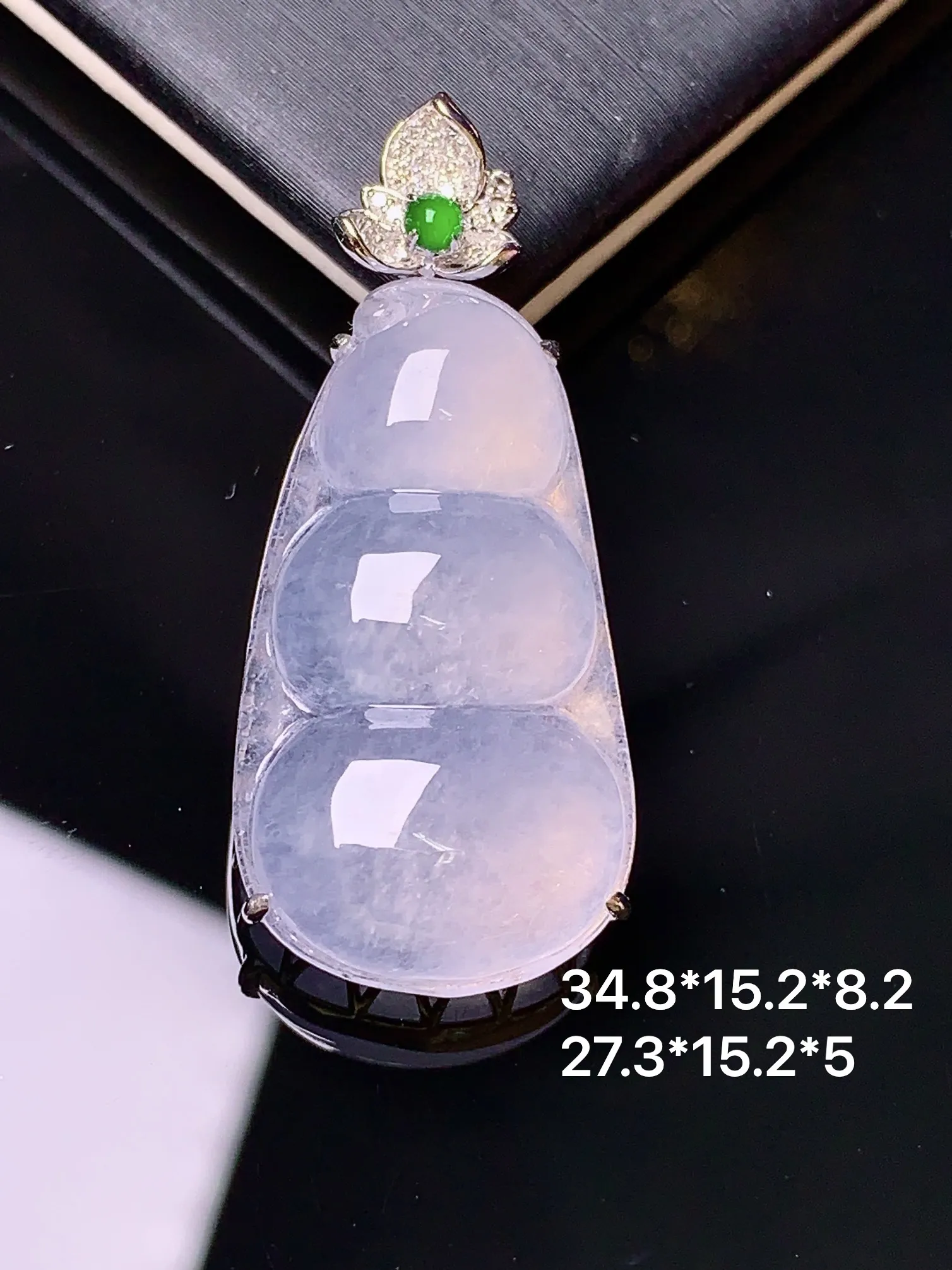 18k金钻镶嵌冰种四季豆吊坠 玉质细腻 色泽艳丽 整体尺寸34.8*15.2*8.2