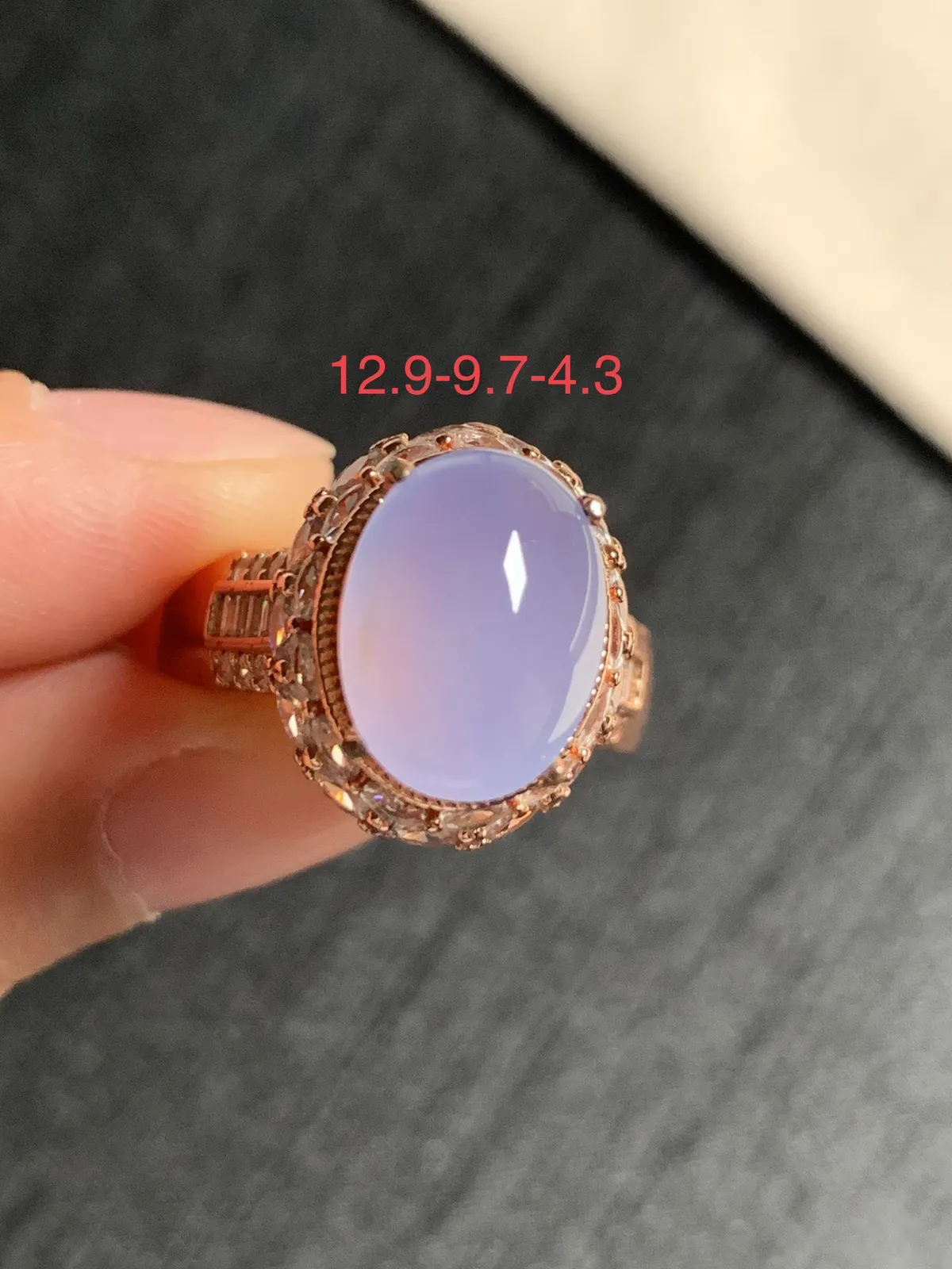 高冰粉紫戒面
无纹裂，种好色美品相好，樱花紫很美很仙，老坑种冰透水灵质地细腻饱满圆润，铜托没有封底