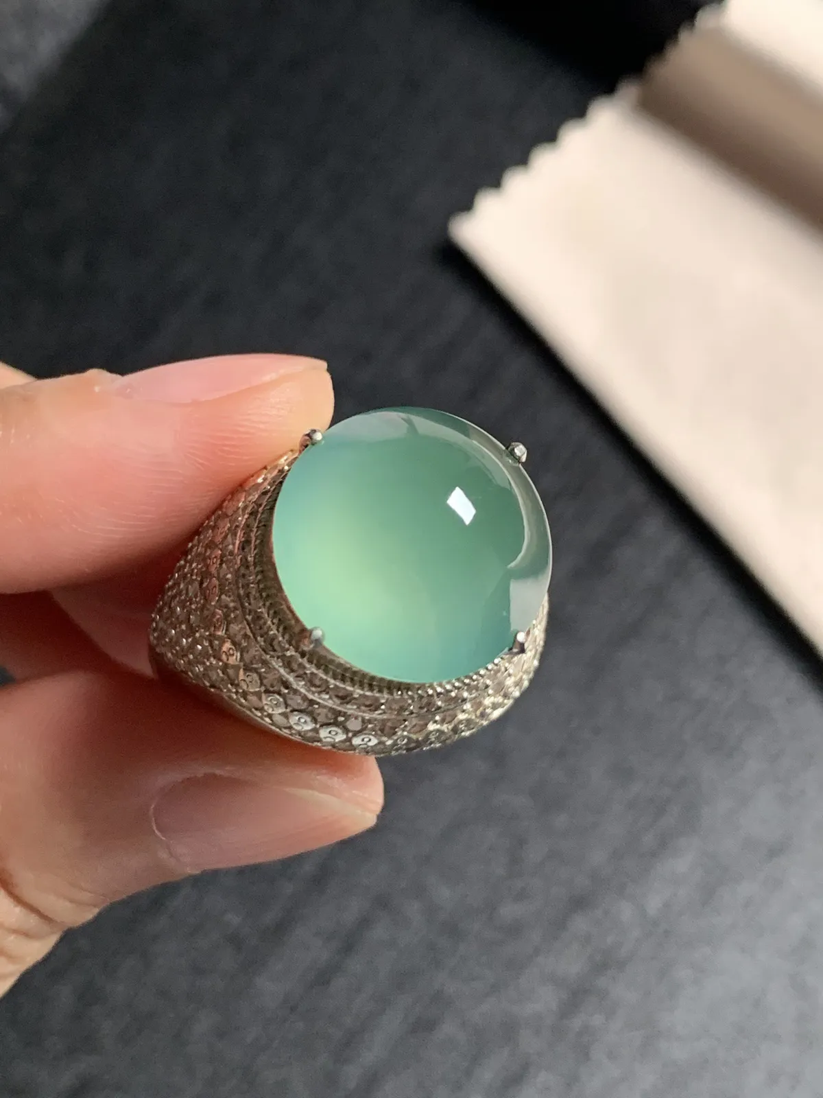 高冰湖水绿馒头戒面
无纹裂，种好色美品相好，颜色鲜艳明亮，老坑种冰透水灵饱满圆润