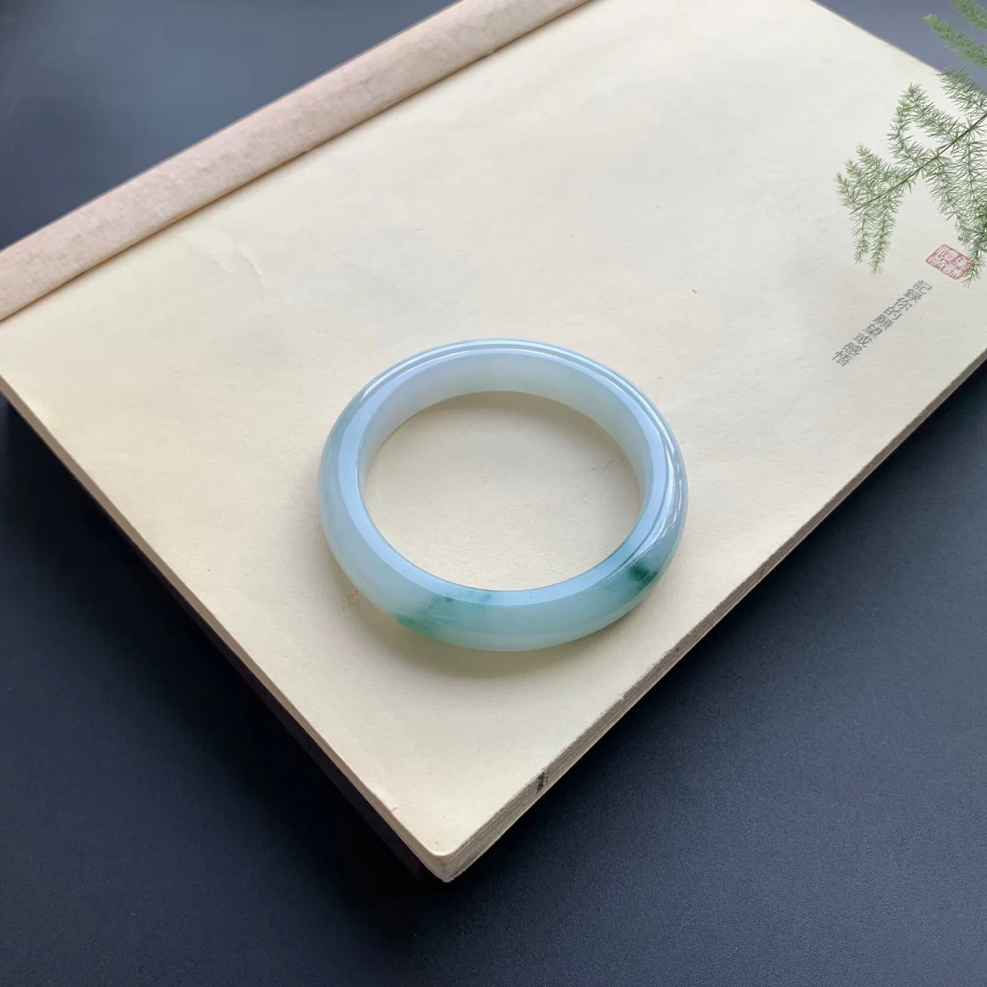 56圈口飘花正圈手镯 尺寸：56-12-9，无纹裂，细腻光滑，花色灵动