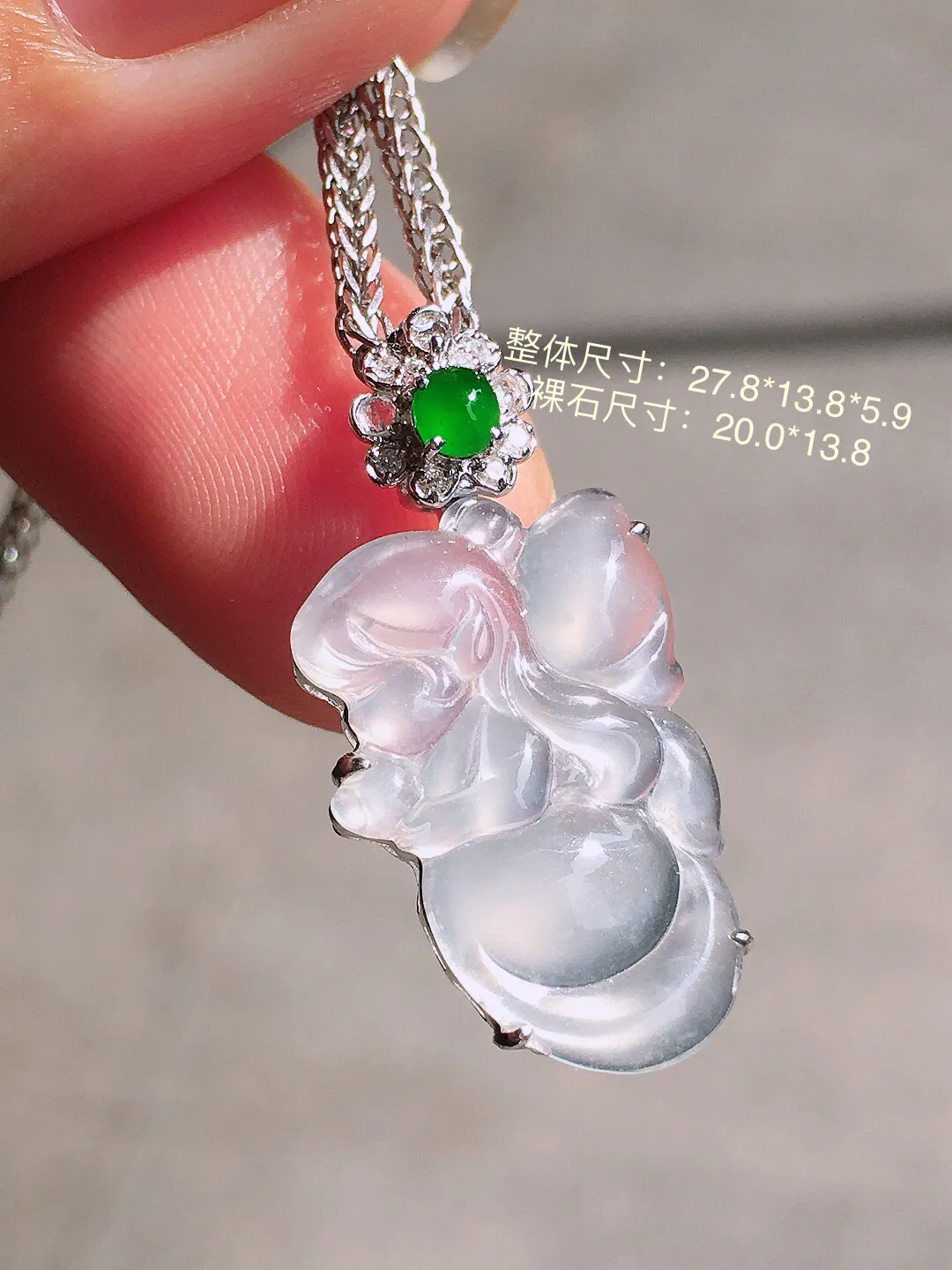 冰种天使吊坠，玉质细腻，荧光感超
强，饱满圆润，尽显优雅气质，18k
金豪华镶嵌