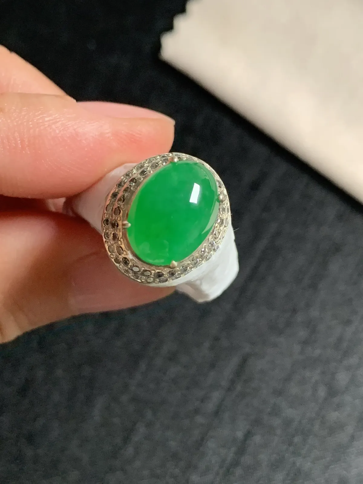 冰阳绿戒面
无纹裂，种好色好品相好，色泽艳丽纯正，质地细腻水灵