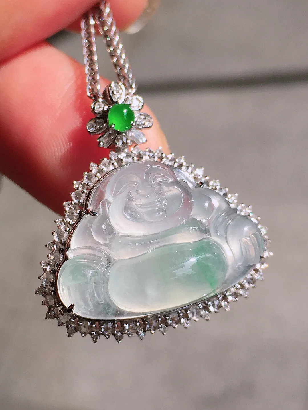 冰种佛公吊坠，玉质细腻，荧光感超
强，饱满圆润，尽显优雅气质，18k
金豪华镶嵌