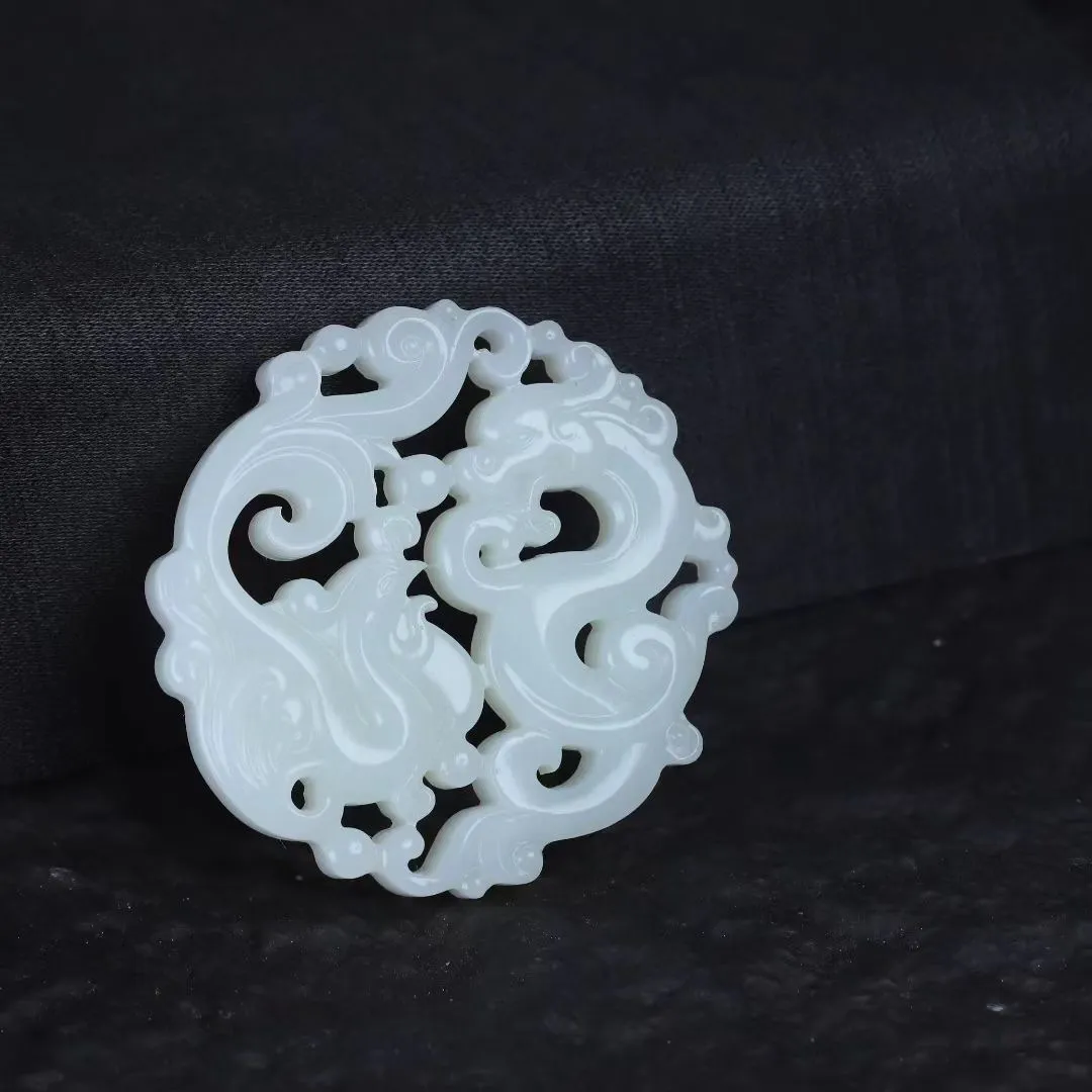 名师佳作
【乾坤玉契龙凤】收藏级玉料，名师精工！白玉淬钢骨，叩之清越如击磬。龙蟠汉阙隐雷纹，凤栖云柱衔瑞光，浮雕层叠若拓古碑，名家设计聚千年气韵。玉质密如昆仑雪髓，今工雕凿战汉风骨，藏此牌者掌半部玉史。
【规格】55-10mm，44g