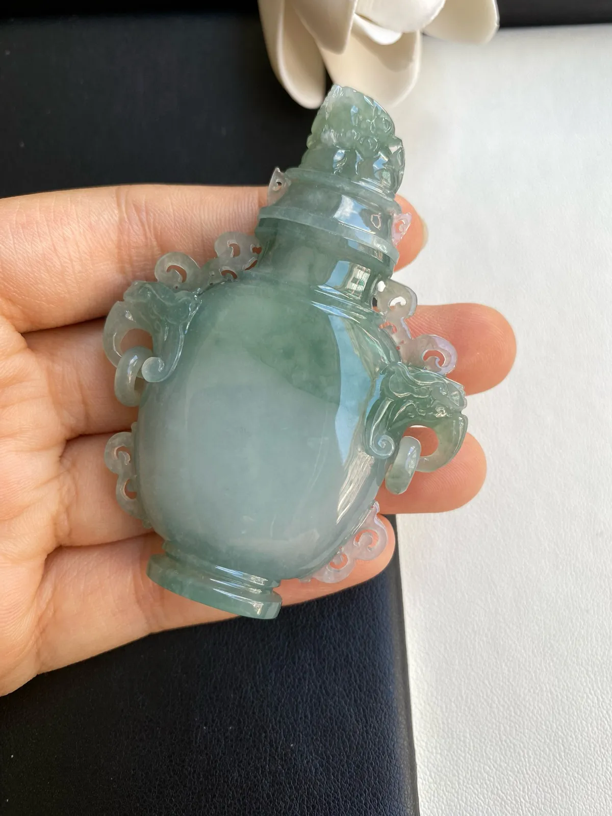 行家玩件收藏品，冰胶飘绿花鼻烟壶，整体74x52.8x12.5mm，自然光随手拍，底子纯胶感十足，花色漂亮灵韵飘渺，性价比高