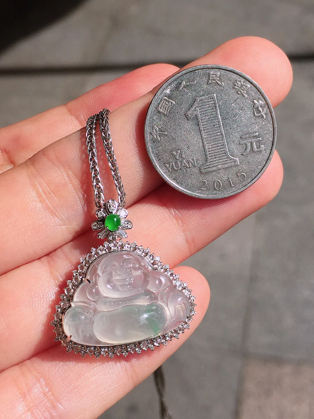 冰种佛公吊坠，玉质细腻，荧光感超
强，饱满圆润，尽显优雅气质，18k
金豪华镶嵌