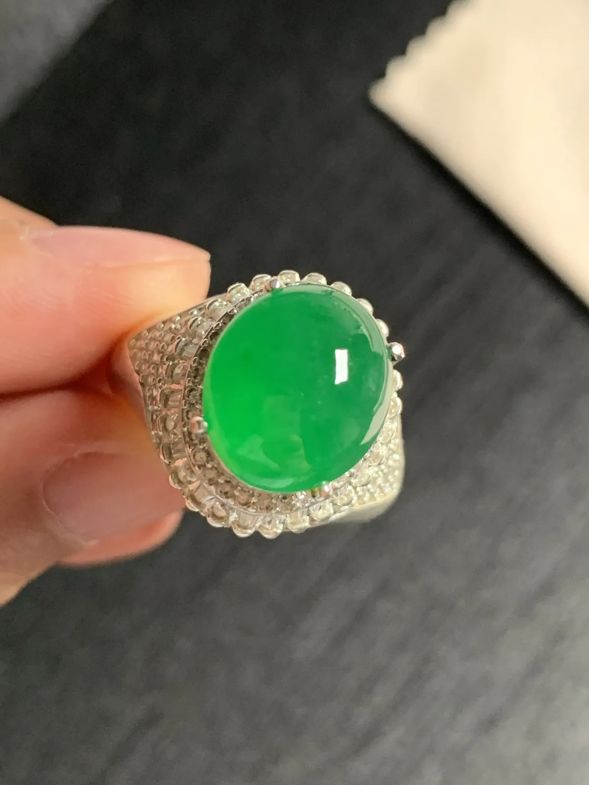冰种辣阳绿戒面
无纹裂，种好色好品相好，色泽浓郁艳丽，老坑种冰透水灵饱满圆润