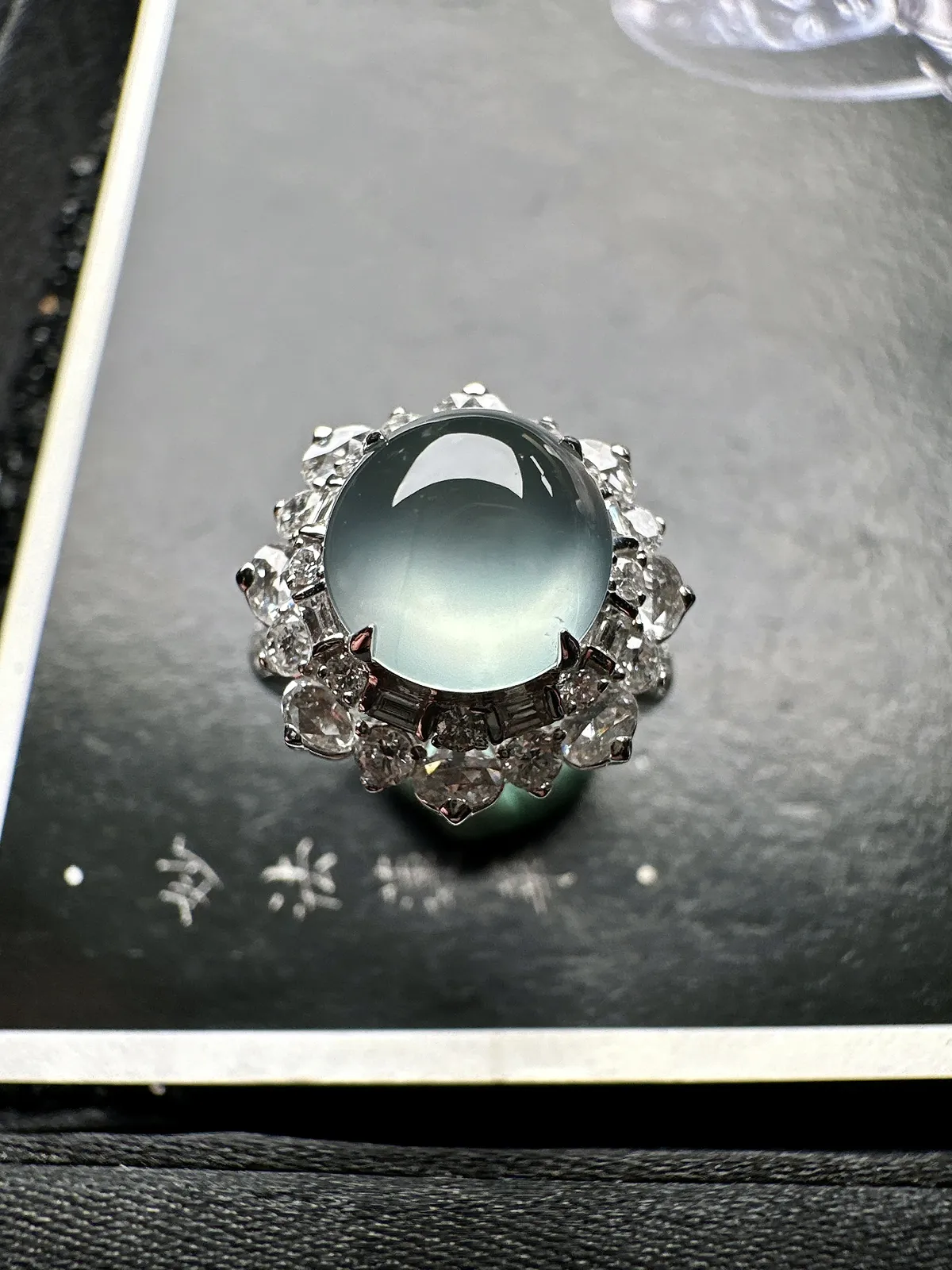 【玻璃种蛋面戒指】质地细腻清爽，玻璃色泽，荧光感强烈，18K金钻镶嵌，裸石尺寸9.4*9.1*5.3