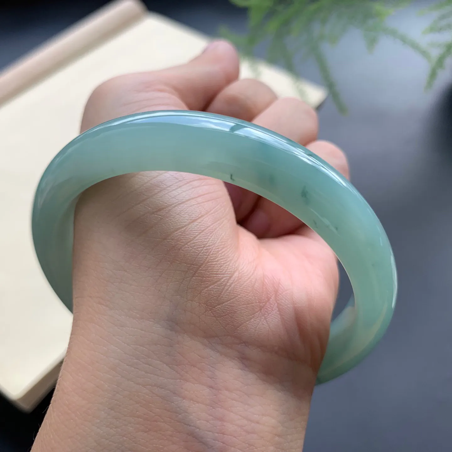 61大圈口油底正圈手镯 尺寸：61-12-8，细腻起胶，色泽均匀