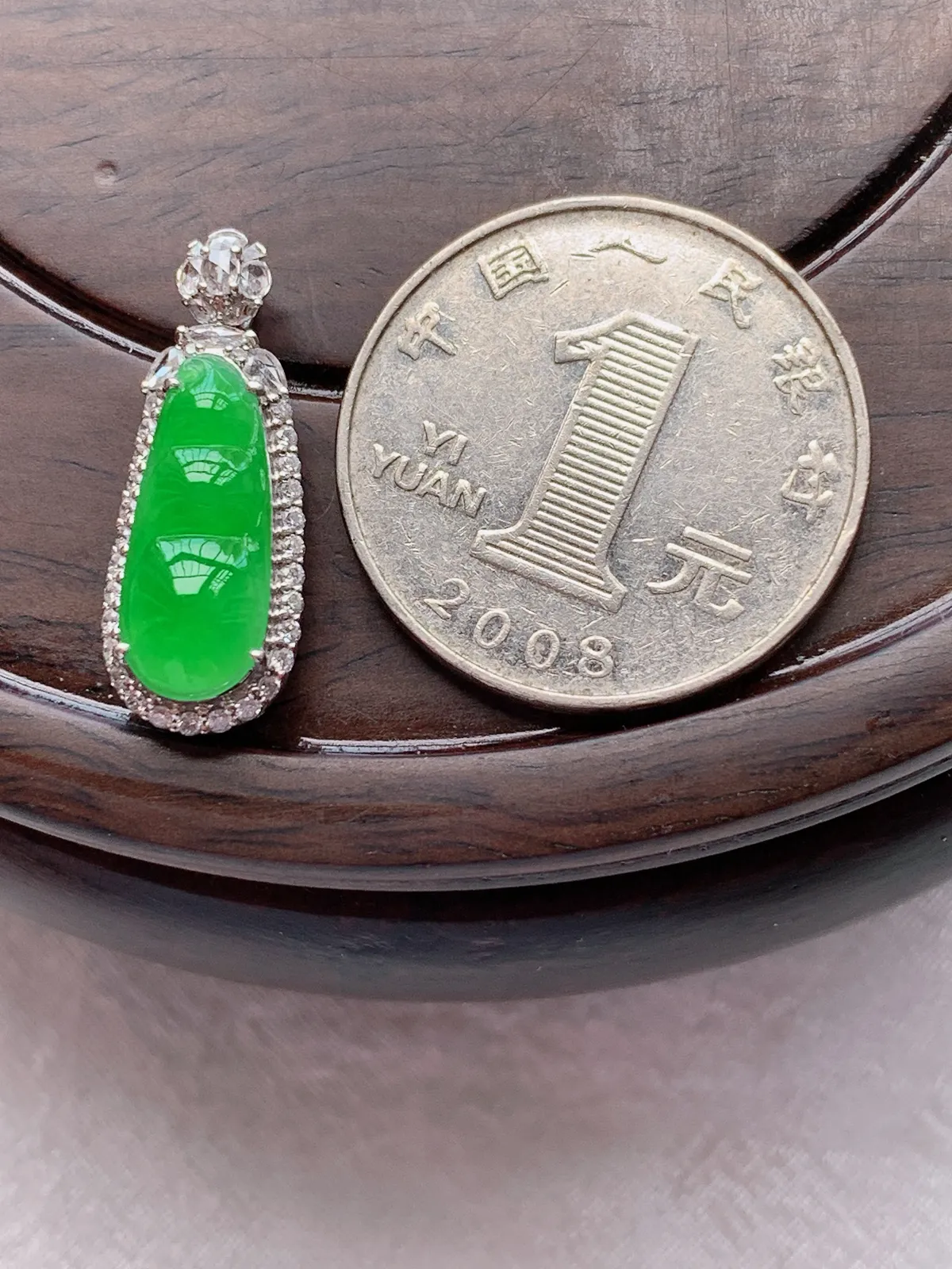 翡翠a货18k金冰种满阳绿福豆吊坠，尺寸24-9-7.7，裸石16-6.7，重量:2.56g