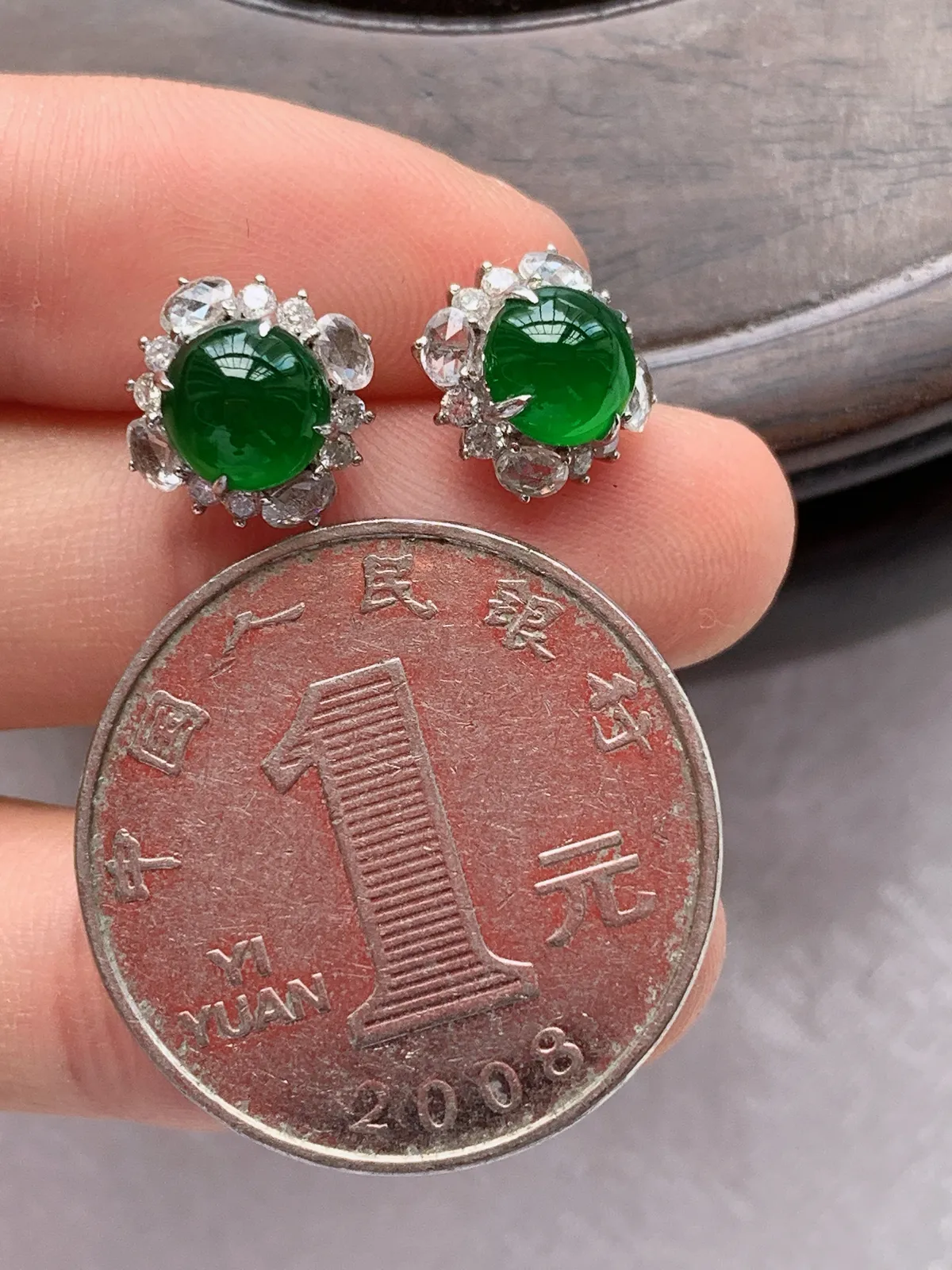 翡翠a货18k金冰种满绿蛋面耳钉，尺寸6.5，重量:2.22g