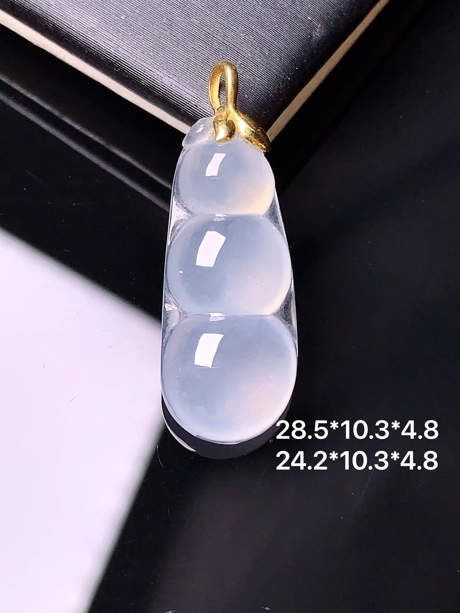 18k金镶嵌冰种四季豆吊坠 玉质细腻 色泽艳丽 整体尺寸28.5*10.3*4.8