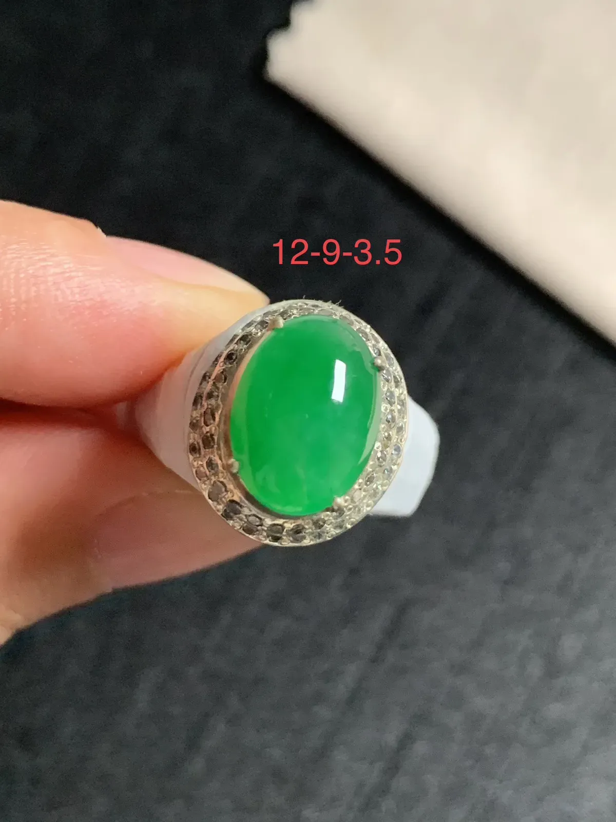 冰阳绿戒面
无纹裂，种好色好品相好，色泽艳丽纯正，质地细腻水灵